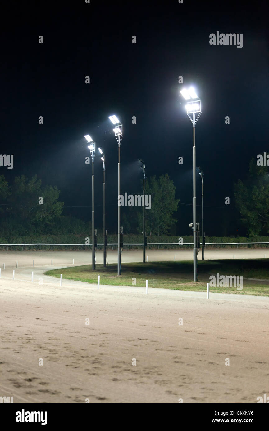 Hippodrome con vuoto sporco della pista di notte. Foto Stock