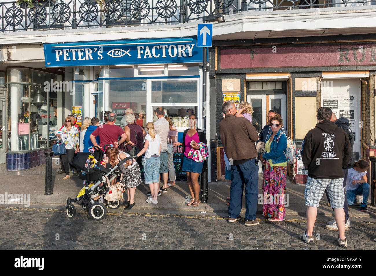 Pesce e Chip Shop lunga coda al mare Margate Kent Foto Stock