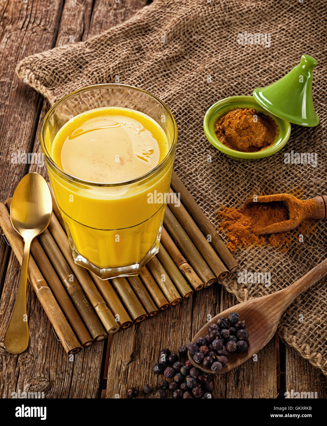 Golden latte, fatta con la curcuma. Rimedio per molte malattie. Foto Stock