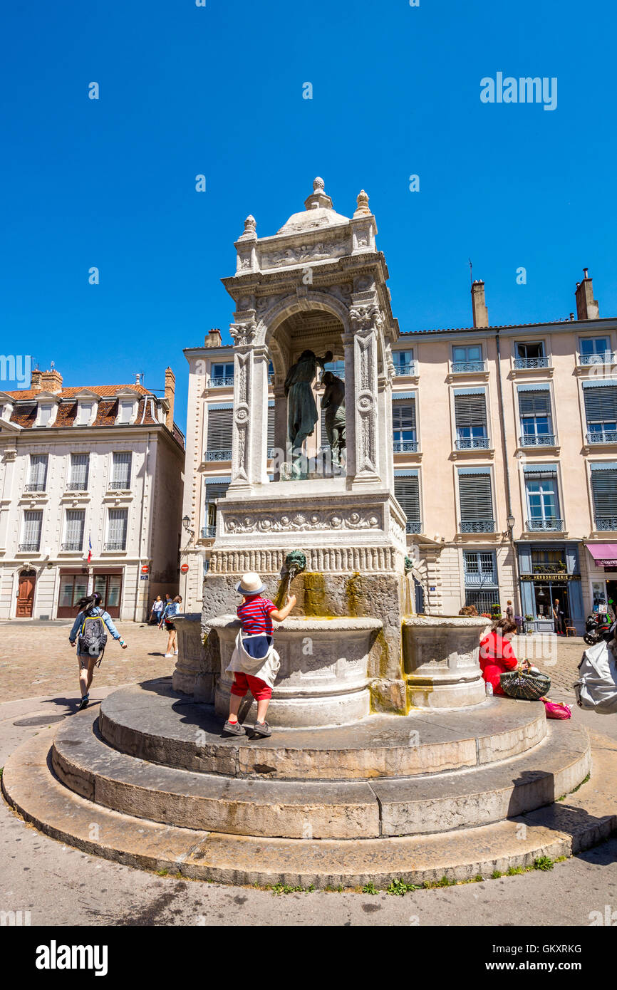 Lyon 5e arr. Fontana di piazza Saint Jean. Saint Jean trimestre. Rhone-Alpes. Francia Foto Stock