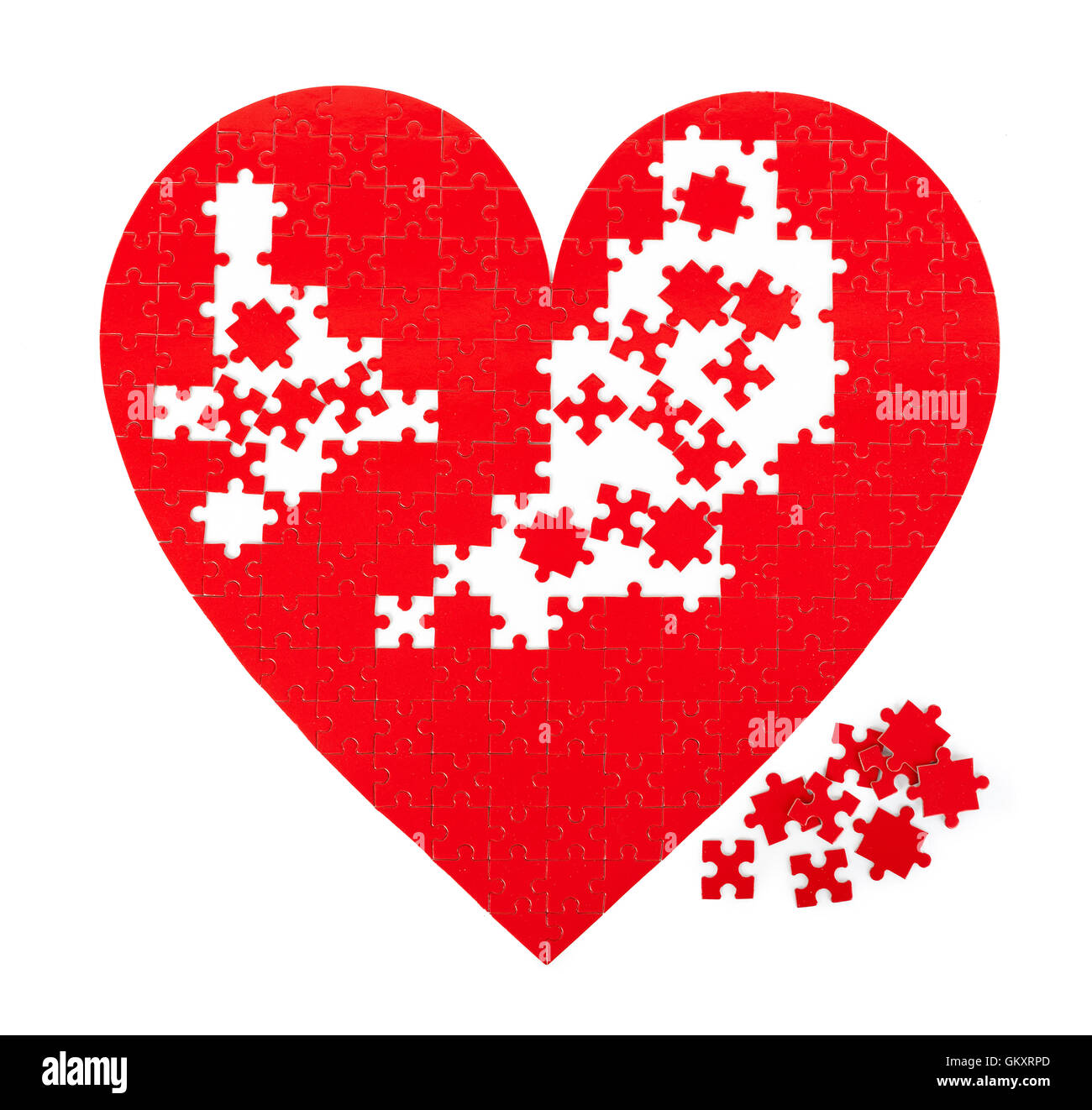 Puzzle rosso forma di cuore su sfondo bianco. Foto Stock