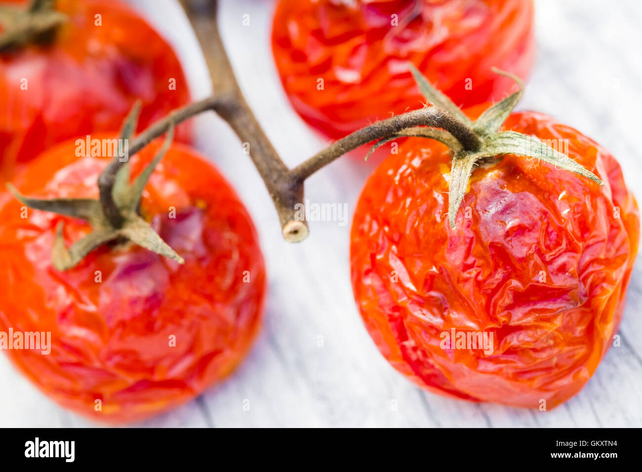 Pomodori in vigna cotto in un forno, servita su una tavola di legno tavolo da picnic. Foto Stock