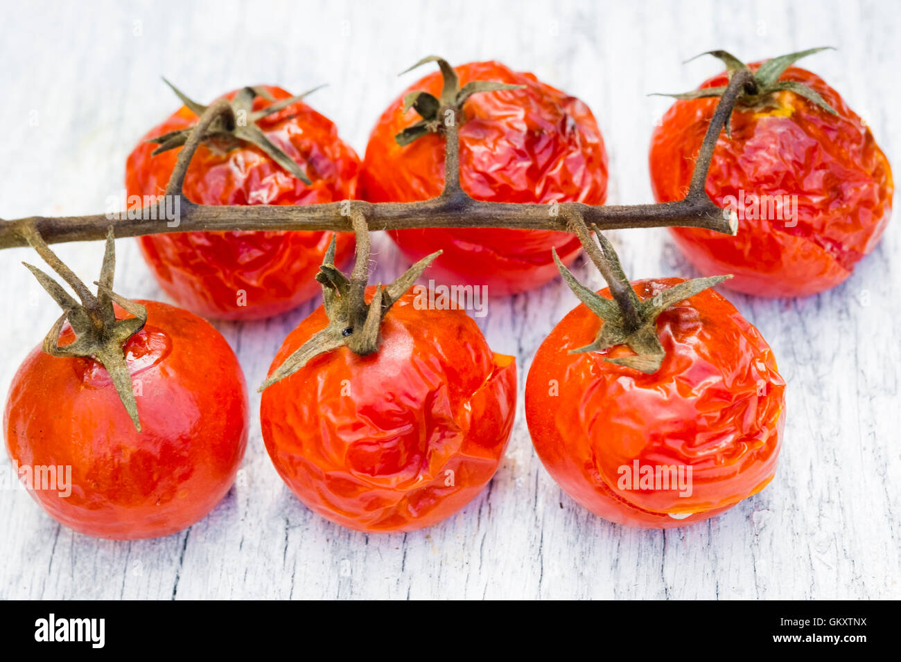 Pomodori in vigna cotto in un forno, servita su una tavola di legno tavolo da picnic. Foto Stock