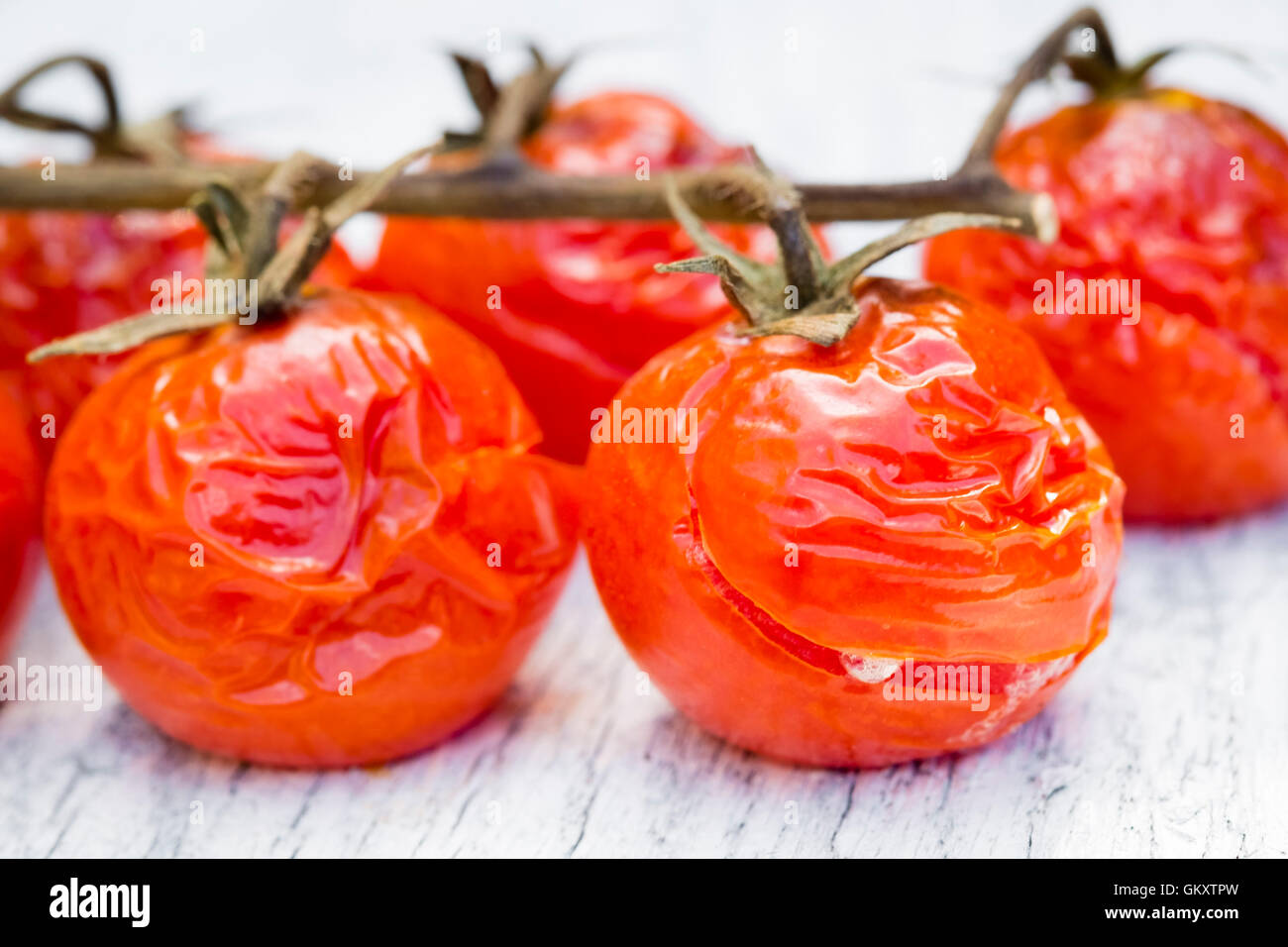 Pomodori in vigna cotto in un forno, servita su una tavola di legno tavolo da picnic. Foto Stock