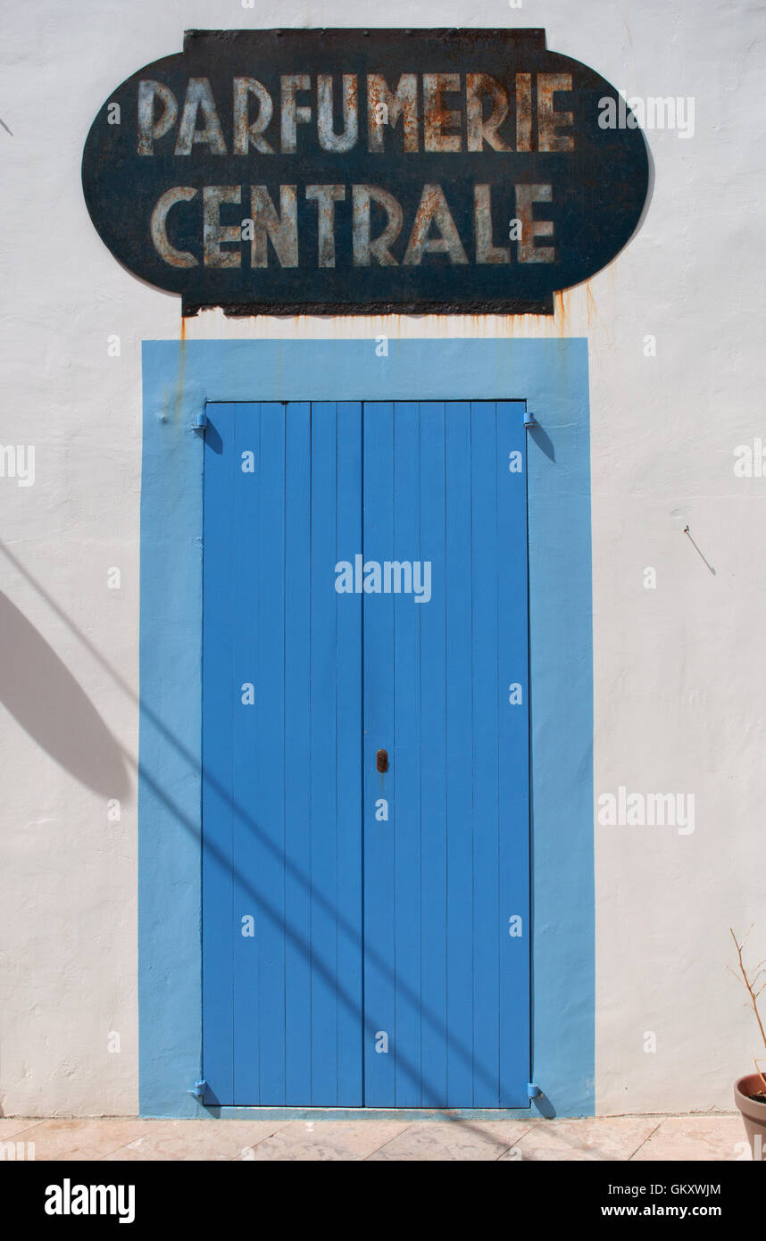 Formentera: la luce blu della porta Parfumerie centrale, una famosa profumeria in Sant Francesc Xavier Foto Stock