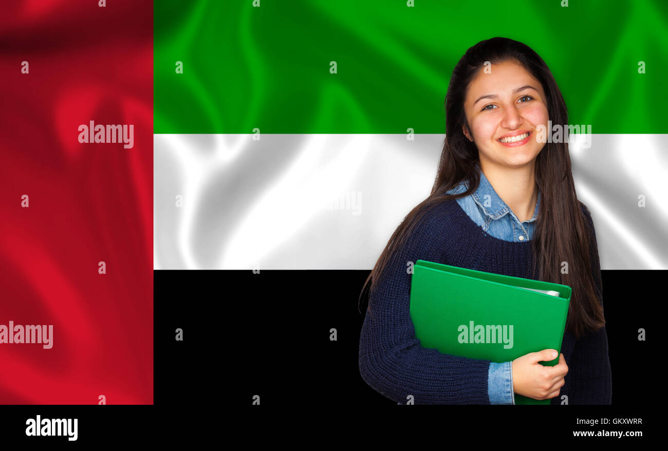 Teen studente sorridente su Regno Emirato arabo bandiera. Concetto di insegnamento e apprendimento delle lingue straniere. Foto Stock