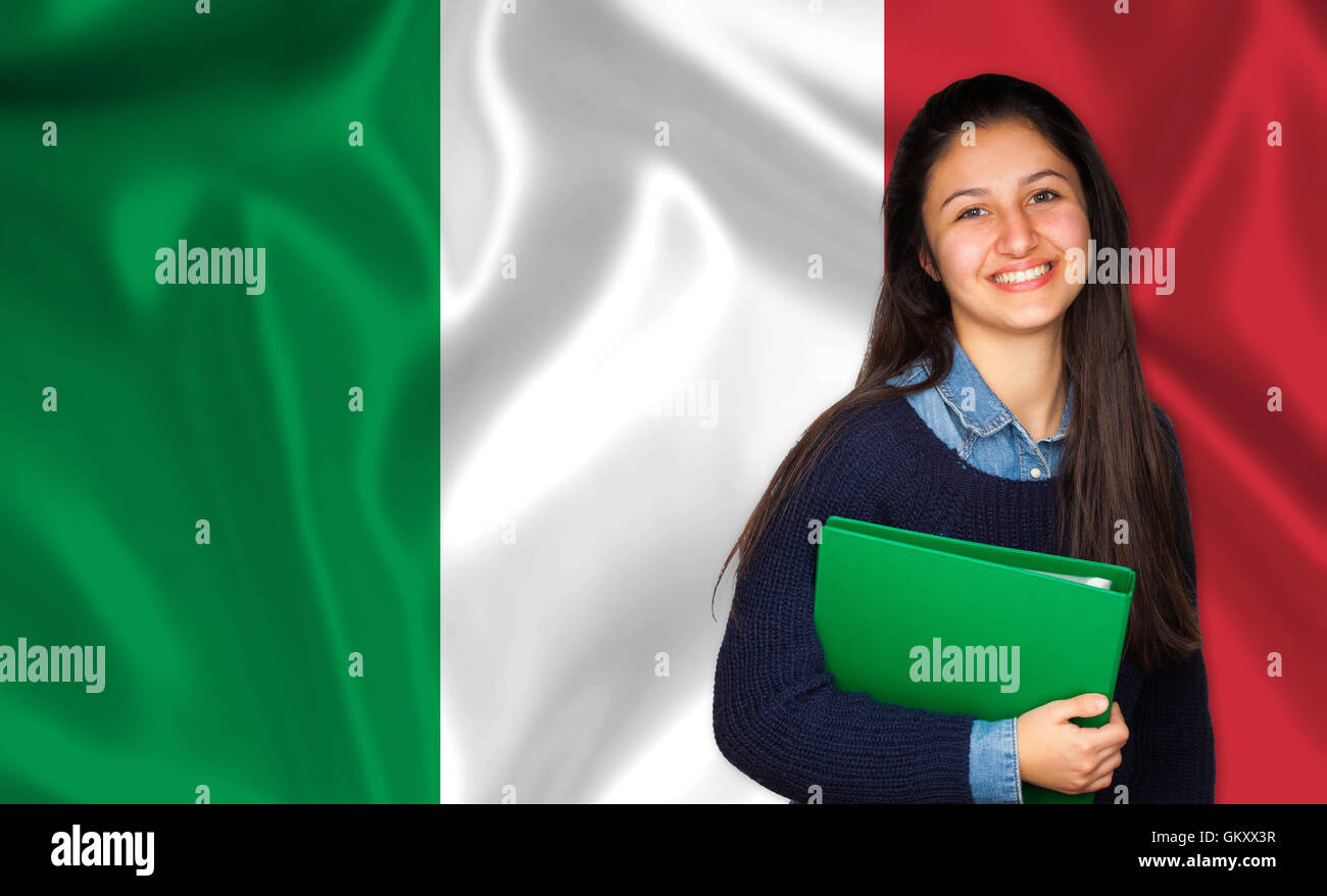 Teen studente sorridente sulla bandiera italiana. Concetto di insegnamento e apprendimento delle lingue straniere. Foto Stock