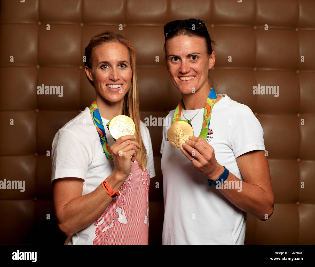Gran Bretagna Helen Glover (sinistra) e Heather Stanning posano con le loro medaglie d oro dopo una conferenza stampa presso il Sofitel Hotel, l'aeroporto di Heathrow. Stampa foto di associazione. Picture Data: martedì 23 agosto, 2016. Team GB arrivare torna nel Regno Unito dopo la finitura secondo in Rio 2016 medaglia olimpica tabella, superando il loro Londra 2012 medaglia cala. Foto di credito dovrebbe leggere: John Walton/PA FILO Foto Stock