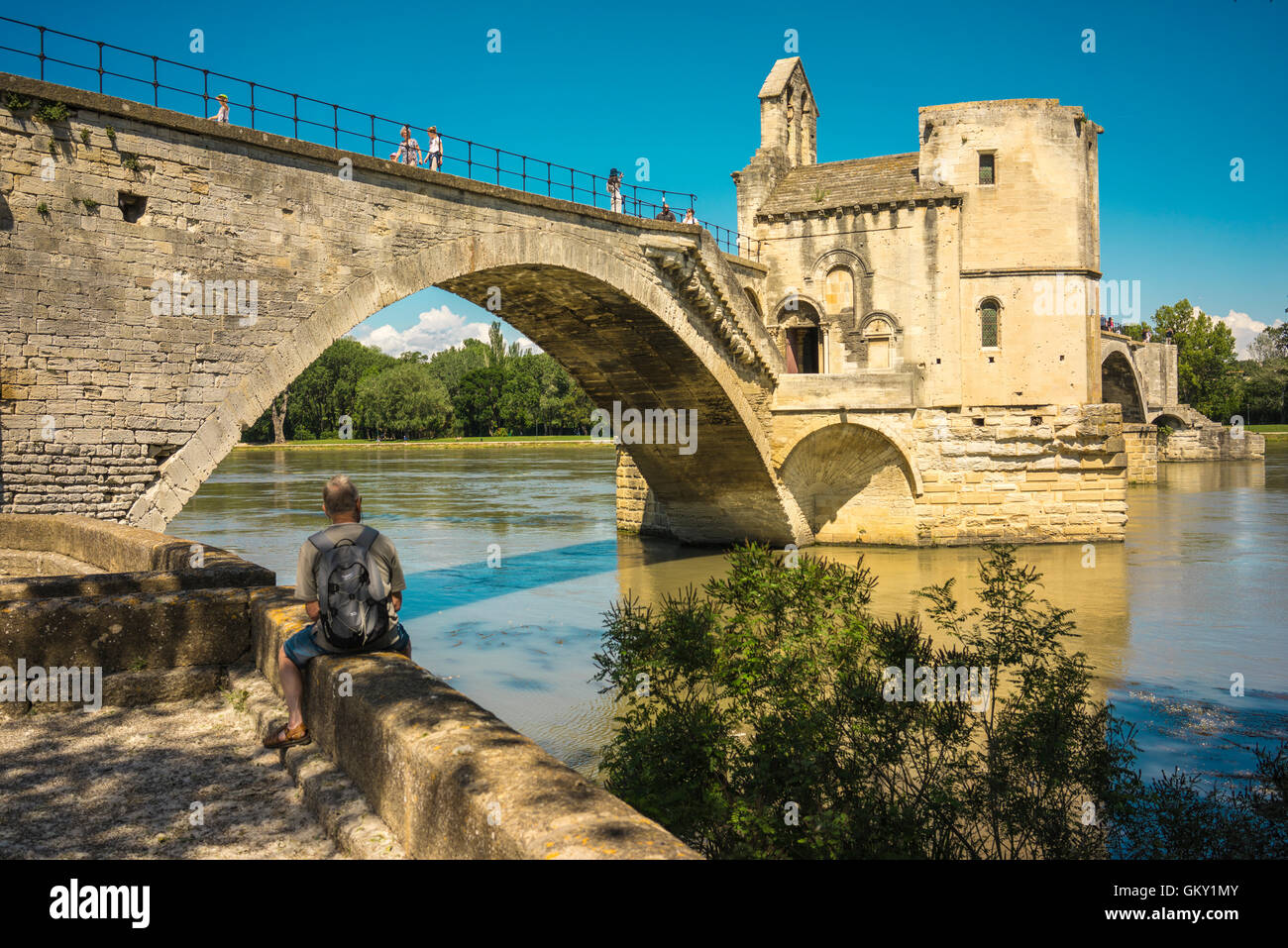 Pont d'Avignon, un famoso ponte medievale nella città di Avignone, nel sud della Francia. A partire dal 1234 il ponte fu ricostruito con 22 archi in pietra. Foto Stock