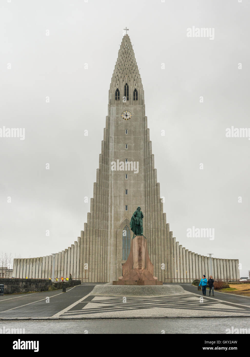 Hallgrímskirkja è una Chiesa Luterana di Islanda chiesa parrocchiale a Reykjavik, ed è il più alto chiesa in Islanda Foto Stock