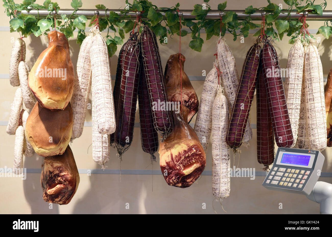 Moenchengladbach, Germania. Il 22 agosto, 2016. I prodotti a base di carne appendere al contatore di carne in un ramo del real,- SB-Warenhaus prima dell'inizio di un appuntamento Premere sull'argomento 'lavoro fattore di mercato commercio: formazione e qualifiche di ingresso' in Moenchengladbach, Germania, 22 agosto 2016. oto: Henning Kaiser/dpa/Alamy Live News Foto Stock