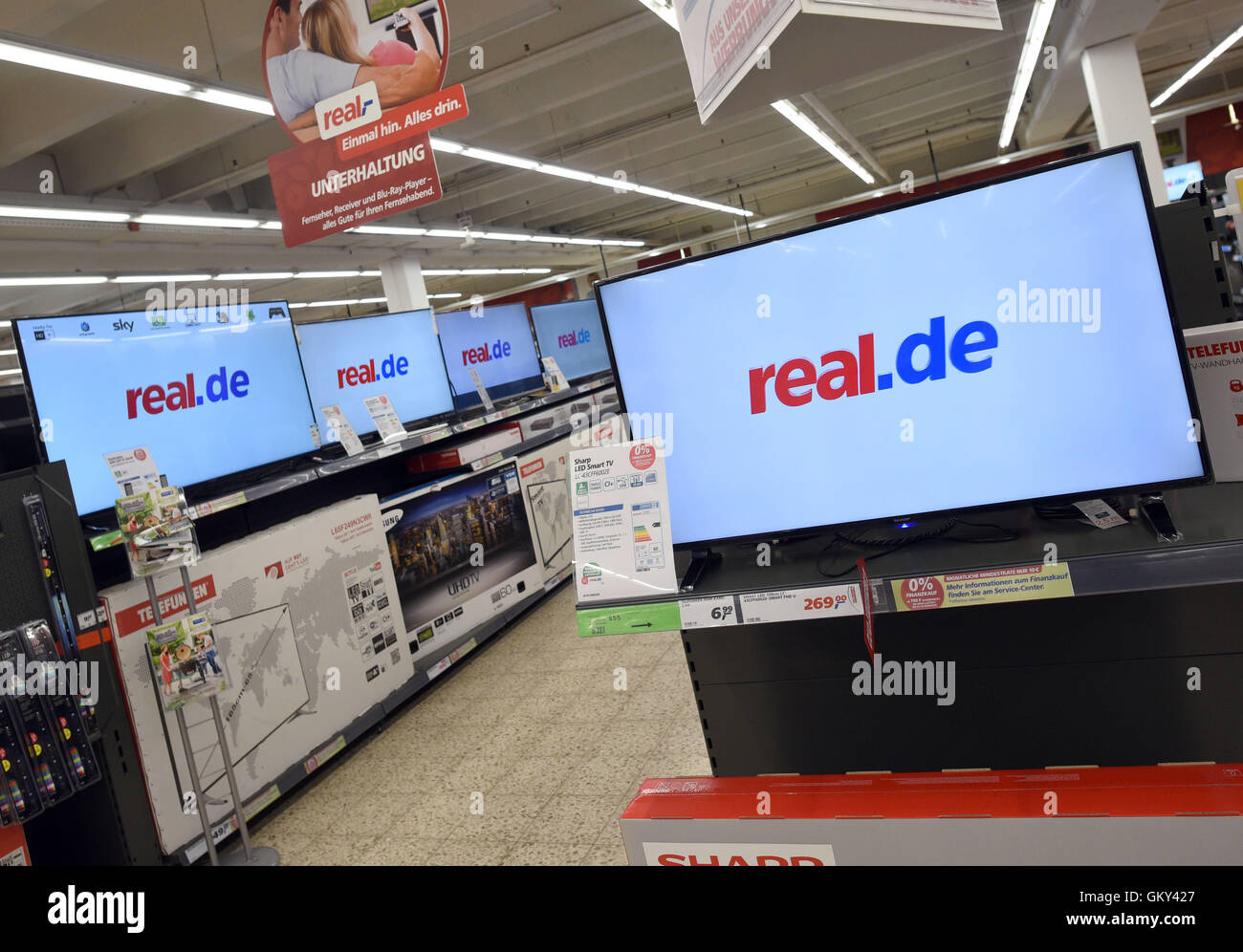 Moenchengladbach, Germania. Il 22 agosto, 2016. Schermi mostrano il logo del reale.- durante un appuntamento Premere sull'argomento 'lavoro fattore di mercato commercio: formazione e qualifiche di ingresso' in un ramo di catena di supermercati Real,- SB-Warenhaus in Moenchengladbach, Germania, 22 agosto 2016. Foto: Henning Kaiser/dpa/Alamy Live News Foto Stock