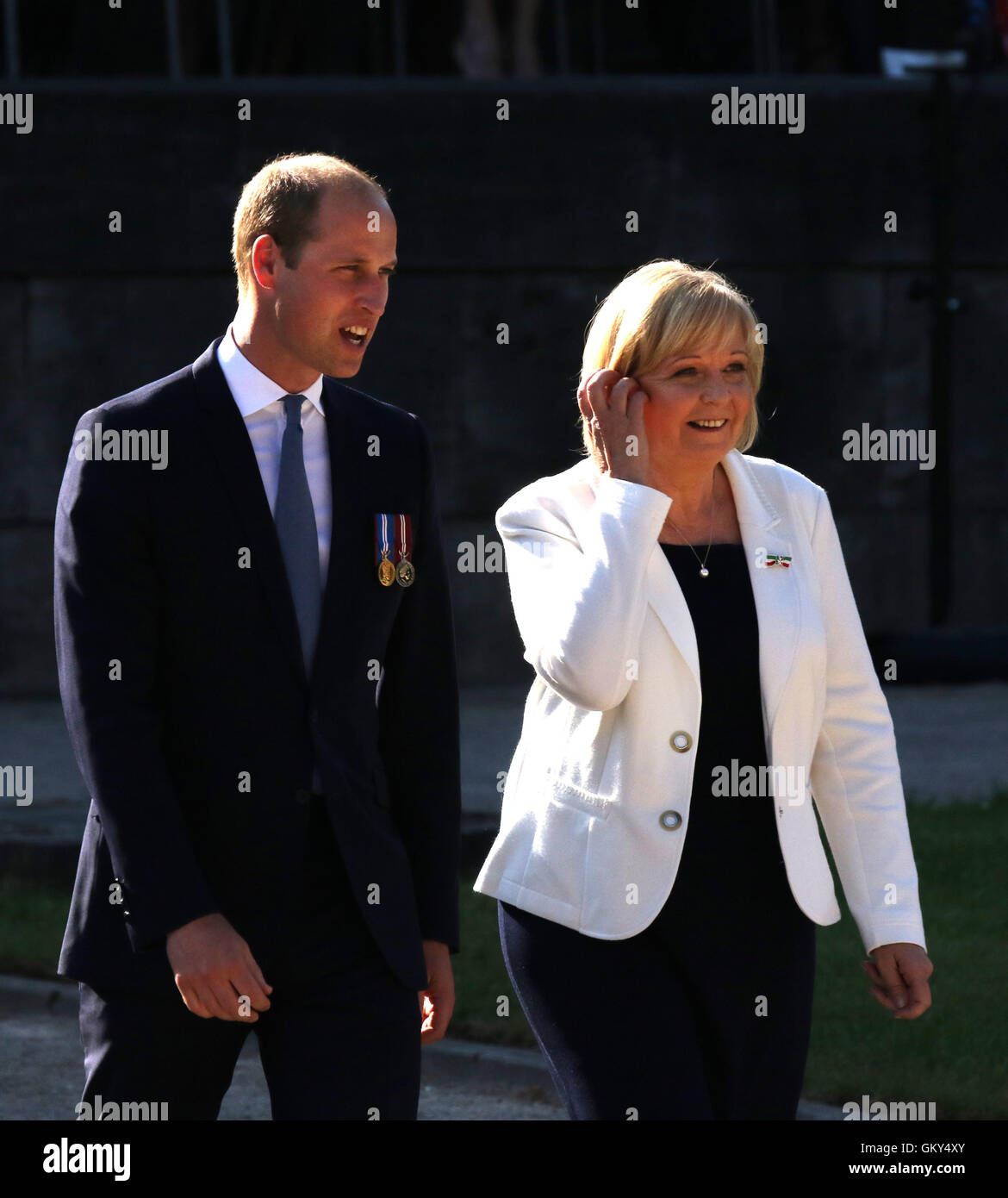 Duesseldorf, Germania. 23 Ago, 2016. Il principe William, duca di Cambridge e governatore di NRW, Hannelore Kraft (SPD), a piedi verso i visitatori dopo la stipulazione del NRW-Fahnenband al ventesimo corazzata brigata di fanteria in occasione del settantesimo anniversario della fondazione della Renania settentrionale-Vestfalia presso la Tonhalle di Duesseldorf, Germania, 23 agosto 2016. Foto: Ina Fassbender/dpa/Alamy Live News Foto Stock