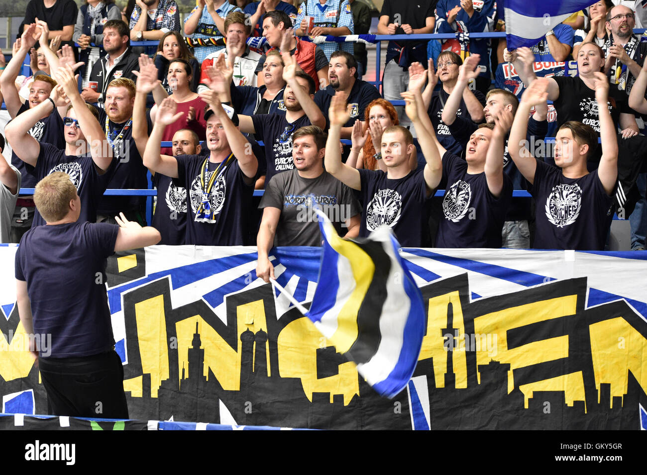 Znojmo, Repubblica Ceca. 23 Ago, 2016. Gli appassionati di Monaco di Baviera durante gli orli Znojmo vs EHC Red Bull Munchen Champions Hockey League gruppo F gioco in Znojmo, Repubblica ceca, 23 agosto 2016. © Vaclav Salek/CTK foto/Alamy Live News Foto Stock