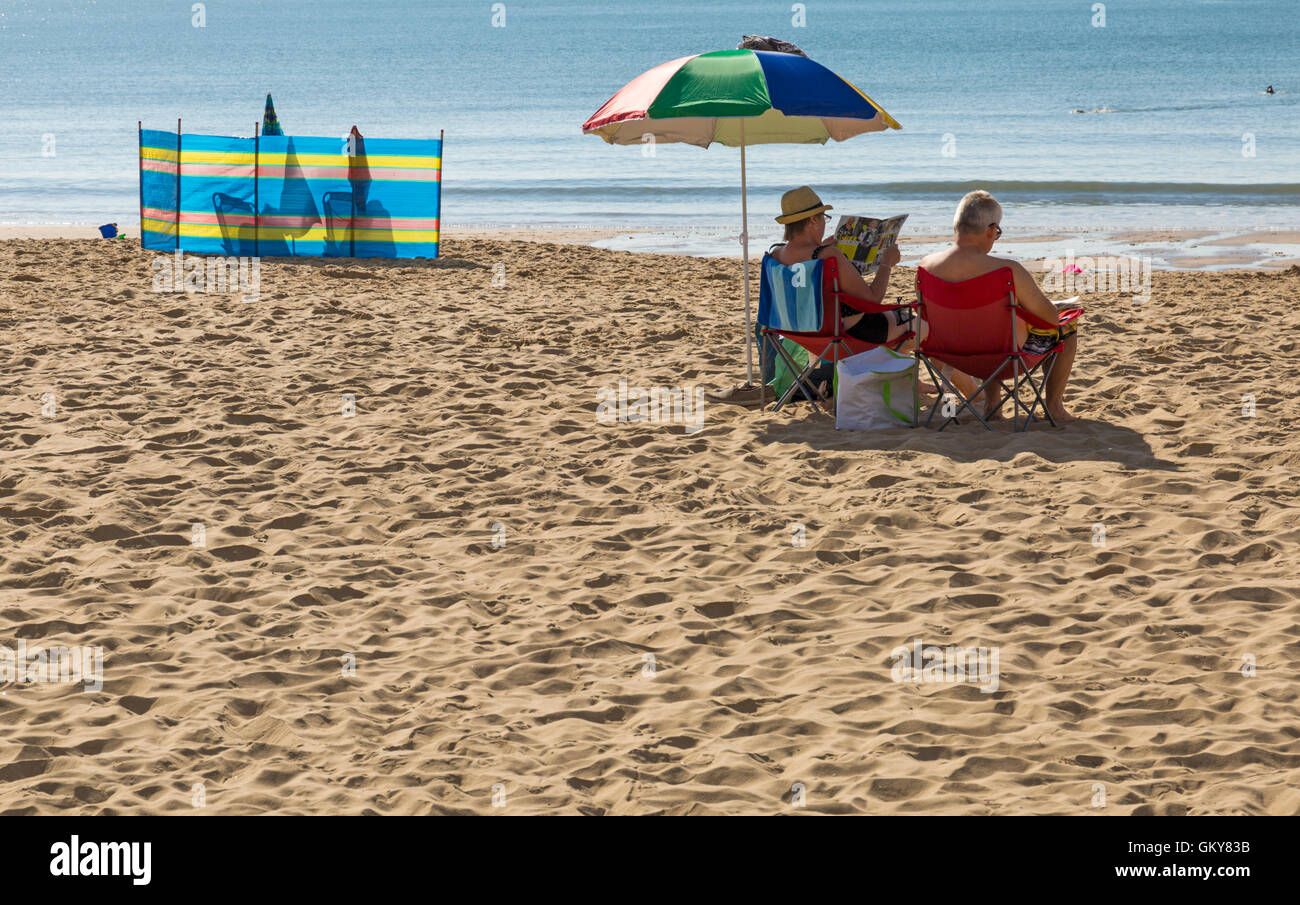 Poole, Dorset, Regno Unito 24 agosto 2016. Regno Unito meteo: un altro caldo giorno soleggiato a Branksome Chine e Branksome Dene Chine spiagge, Poole. Gli ospiti arrivare alla spiaggia in anticipo, prima di 10 ore, per fissare i migliori luoghi come le spiagge saranno imballati in seguito quando le temperature aumentano e i visitatori in testa al mare per rendere la maggior parte del sole e del mare. Credito: Carolyn Jenkins/Alamy Live News Foto Stock