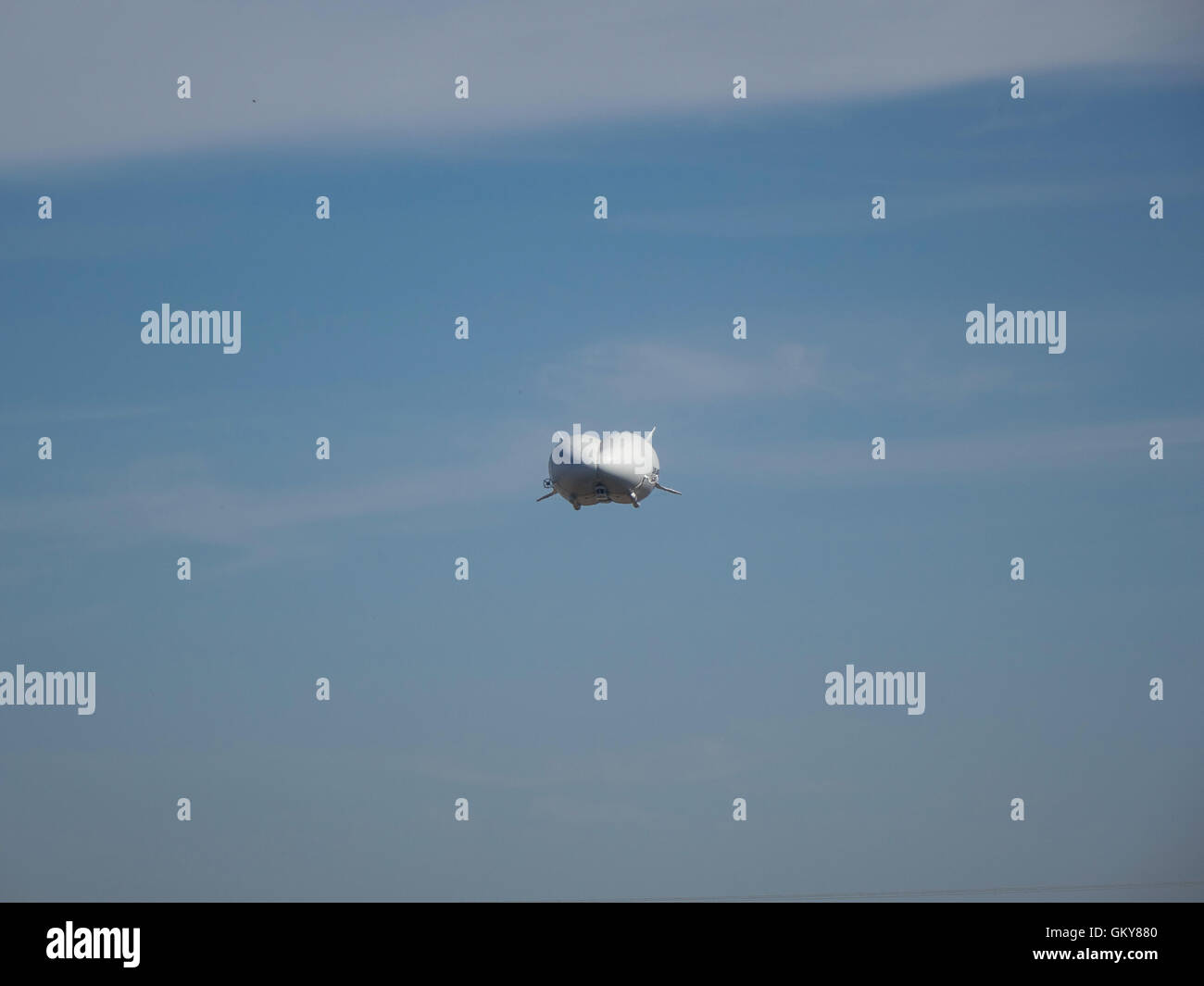Bedfordshire, Regno Unito. 24 Agosto, 2016 l'aria ibride Veicoli (HAV) Airlander 10 subendo i voli di collaudo al di sopra del Bedfordshire e Hertfordshire campagna. Tenuto fuori dal centro storico della RAF Cardington hangar è un ampio a scafo dirigibile con aletta ausiliaria e superfici di coda, vola utilizzando sia aerostatico e ascensore aerodinamico. Alimentato da quattro diesel-motore azionato eliche intubate, è il più grande velivolo oggi. Entro la prossima ora questo aeromobile crash aveva atterrato presso la stazione base, causando un danno per il cockpit. Photo credit: Mick Flynn/Alamy Live News Foto Stock