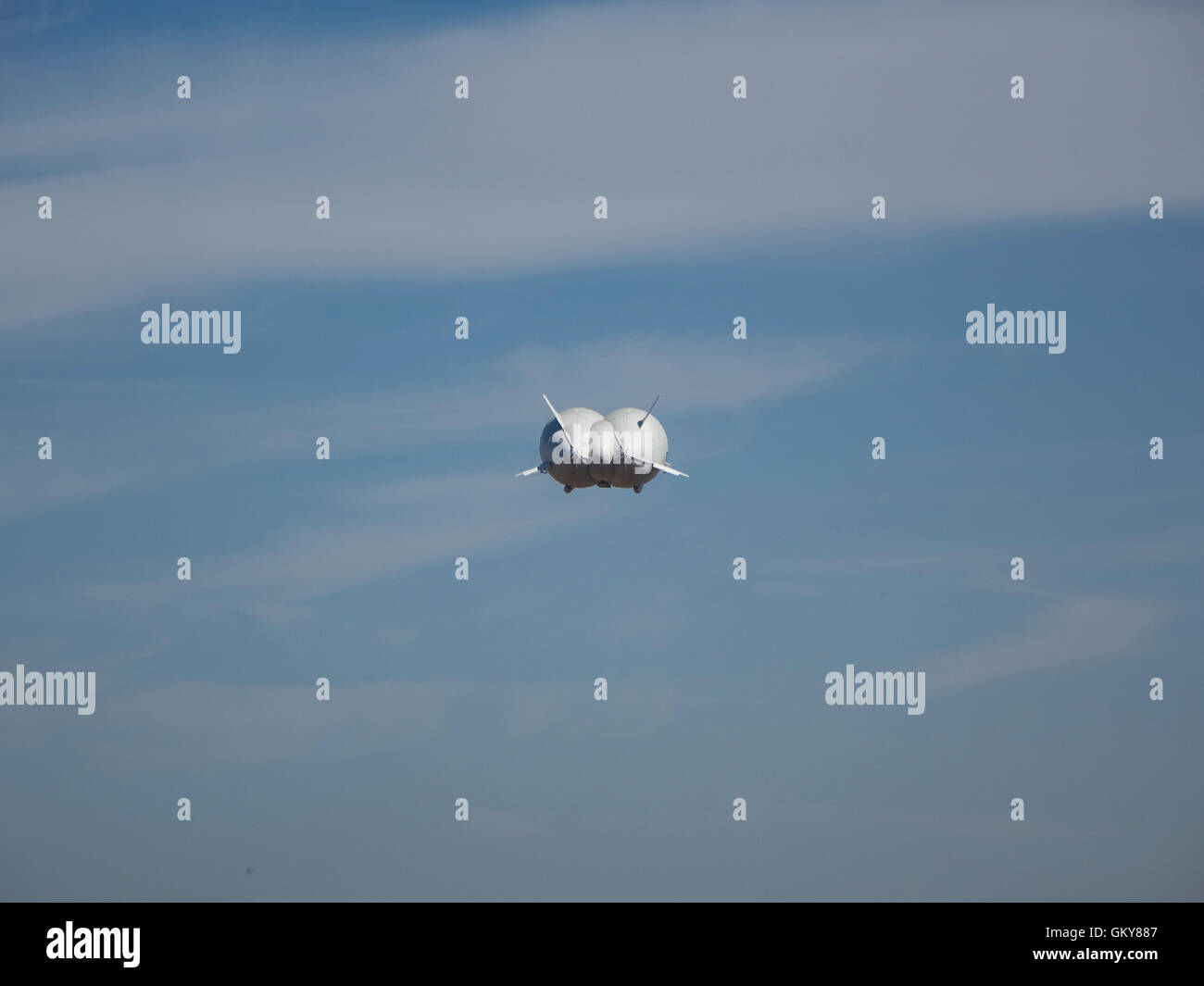 Bedfordshire, Regno Unito. 24 Agosto, 2016 l'aria ibride Veicoli (HAV) Airlander 10 subendo i voli di collaudo al di sopra del Bedfordshire e Hertfordshire campagna. Tenuto fuori dal centro storico della RAF Cardington hangar è un ampio a scafo dirigibile con aletta ausiliaria e superfici di coda, vola utilizzando sia aerostatico e ascensore aerodinamico. Alimentato da quattro diesel-motore azionato eliche intubate, è il più grande velivolo oggi. Entro la prossima ora questo aeromobile crash aveva atterrato presso la stazione base, causando un danno per il cockpit. Photo credit: Mick Flynn/Alamy Live News Foto Stock