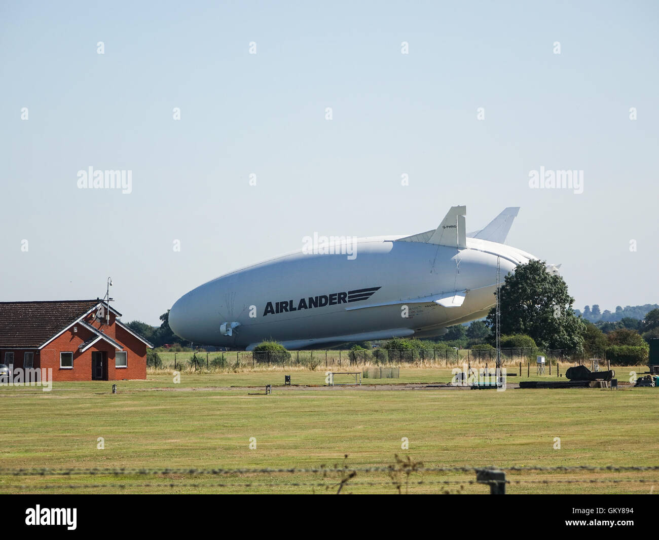Bedfordshire, Regno Unito. 24 Agosto, 2016 l'aria ibride Veicoli (HAV) Airlander 10 subendo i voli di collaudo al di sopra del Bedfordshire e Hertfordshire campagna. Tenuto fuori dal centro storico della RAF Cardington hangar è un ampio a scafo dirigibile con aletta ausiliaria e superfici di coda, vola utilizzando sia aerostatico e ascensore aerodinamico. Alimentato da quattro diesel-motore azionato eliche intubate, è il più grande velivolo oggi. Entro la prossima ora questo aeromobile crash aveva atterrato presso la stazione base, causando un danno per il cockpit. Photo credit: Mick Flynn/Alamy Live News Foto Stock