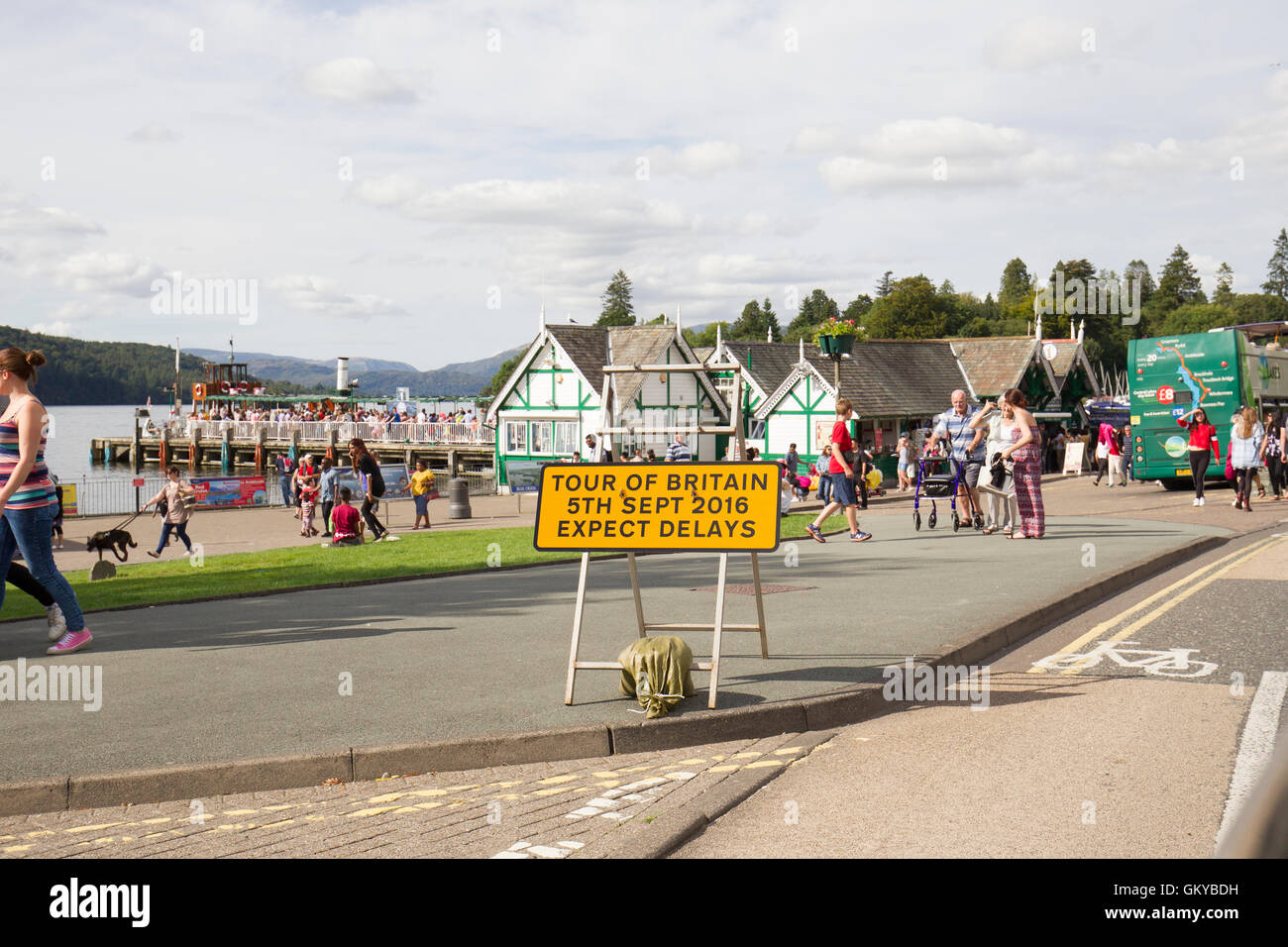 Lago di Windermere, Cumbria, Regno Unito. 24 Agosto, 2016. Regno Unito Lago di Windermere Bowness Bay segno per " Tour della Gran Bretagna British Cycling premier ciclismo su strada evento che sarà passando attraverso Cumbria compresi Bowness on Windermere il 5 settembre 2016.Sir Bradley Wiggins ha confermato la sua partecipazione al tour della Gran Bretagna, che si aprirà domenica 4 settembre, a fianco di Team WIGGINS compagni di squadra Owain Doull e Jonathan Dibben Credito: Gordon Shoosmith/Alamy Live News Foto Stock