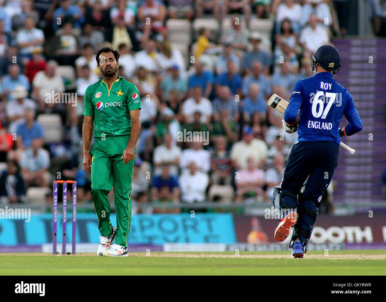 Ageas ciotola, Southampton, UK. 24 Ago, 2016. 1 Royal London un giorno International Cricket. Tra Inghilterra e Pakistan. Il Pakistan Wahab Riaz reagisce durante il suo credito: Azione Sport Plus/Alamy Live News Foto Stock