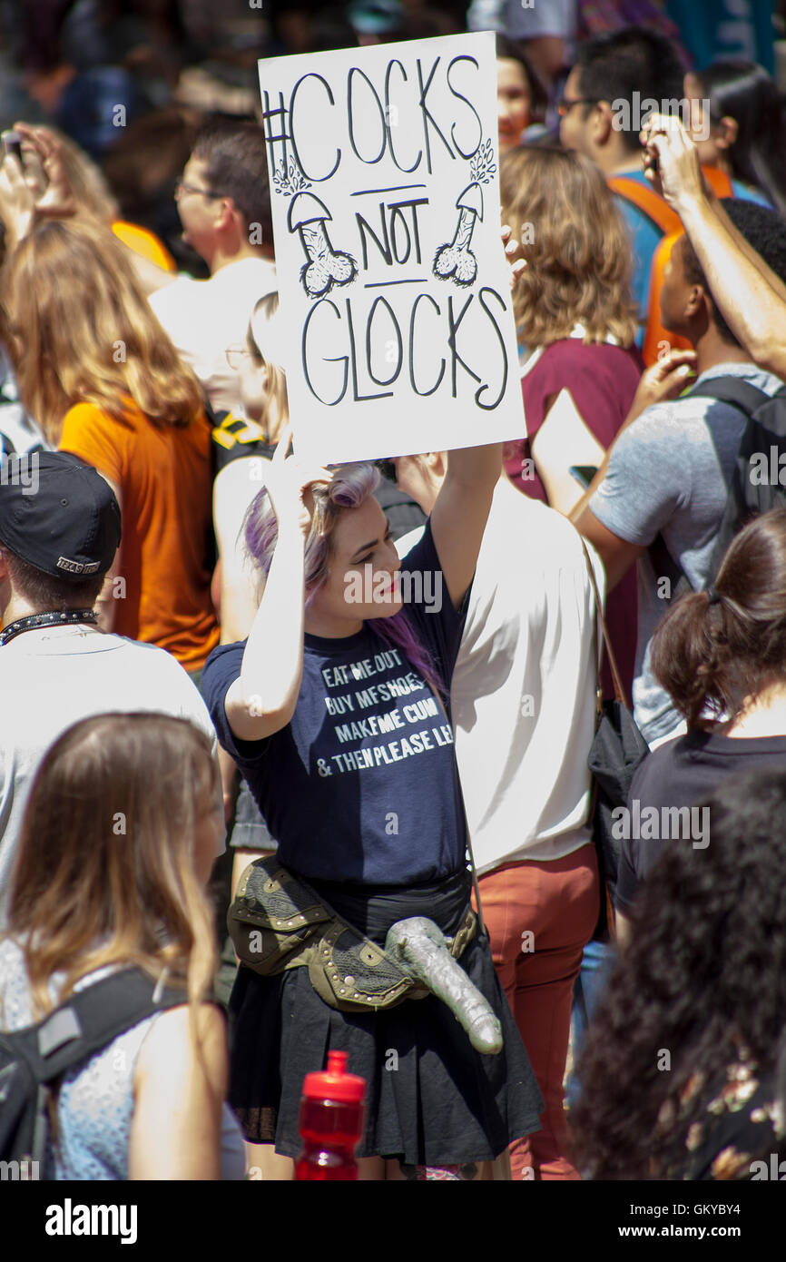 Austin, Texas, Stati Uniti d'America. 24th, Agosto 2016. Una femmina protestor detiene un segno ed esprime pareri riguardanti il passato recente legge che permette agli studenti di portare armi nascoste nei campus. Invece suggerendo che gli studenti dovrebbero eseguire dildo che rimangono un misdeamor se portati apertamente attirando l attenzione alla pistola di recenti atti di violenza in America. Credito: Douglas Roma/Alamy Live News Foto Stock