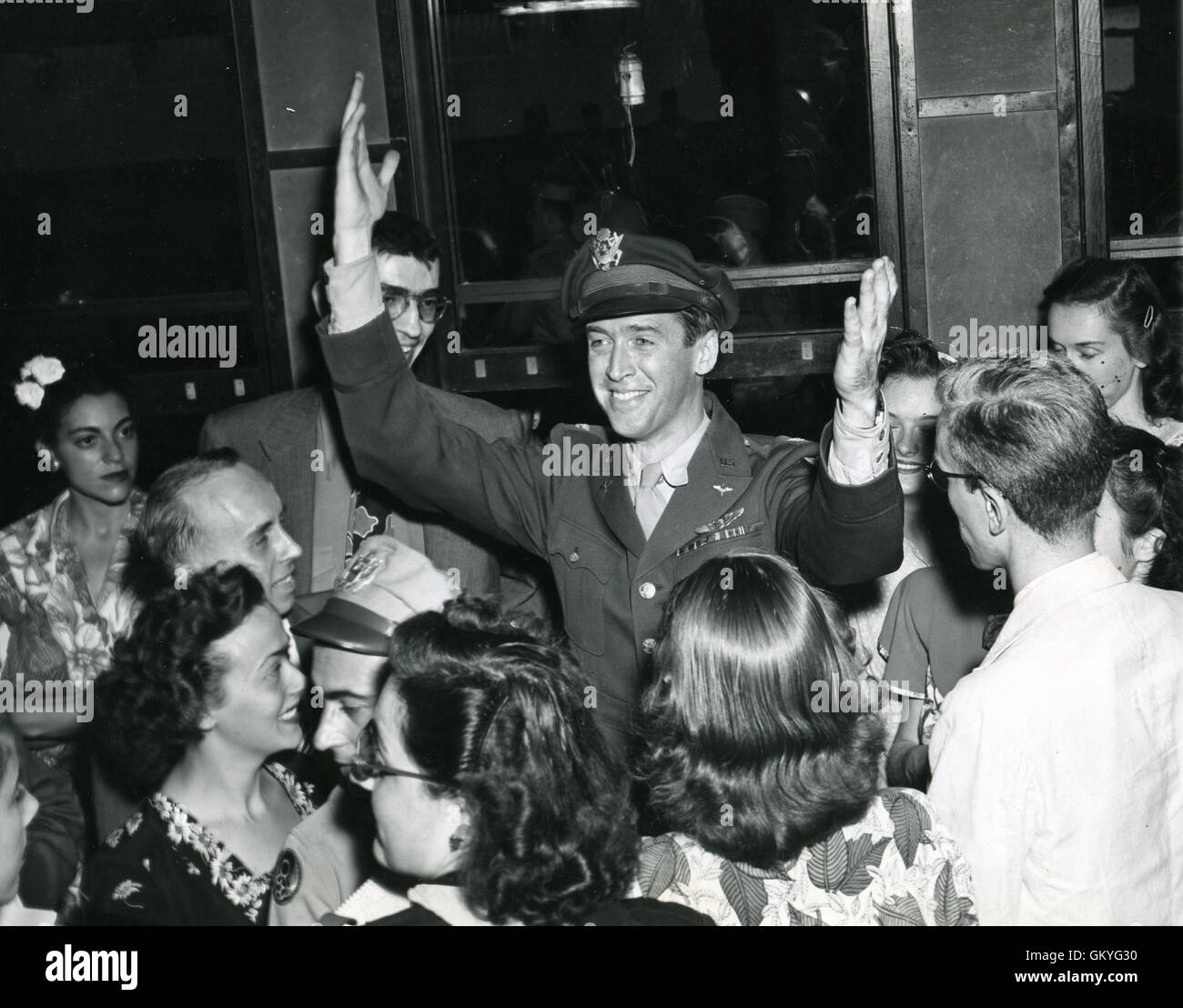 L'attore James Stewart essendo accolto da ammirando fan come tornato negli Stati Uniti dopo il servizio nella II Guerra Mondiale. Foto Stock