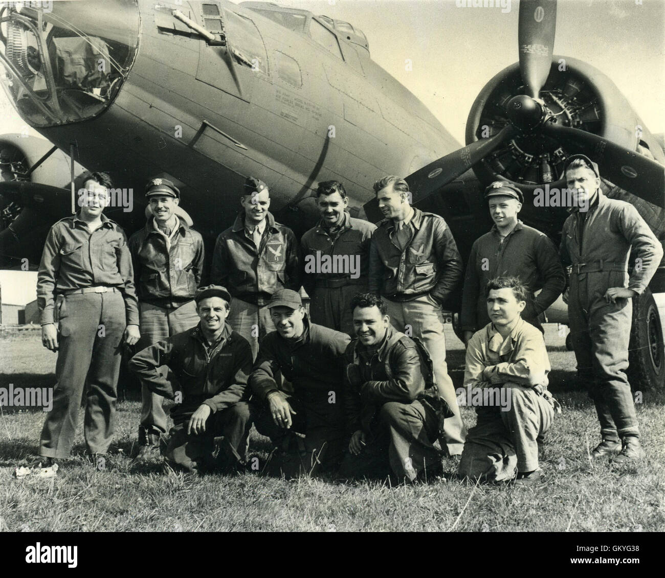 Nella foto in piedi nella parte anteriore del Flying Fortress 'Duchess', dopo il successo di noi raid su Nates, la mattina del 23 settembre è gunner Clark Gable e il resto dell'equipaggio. Foto Stock