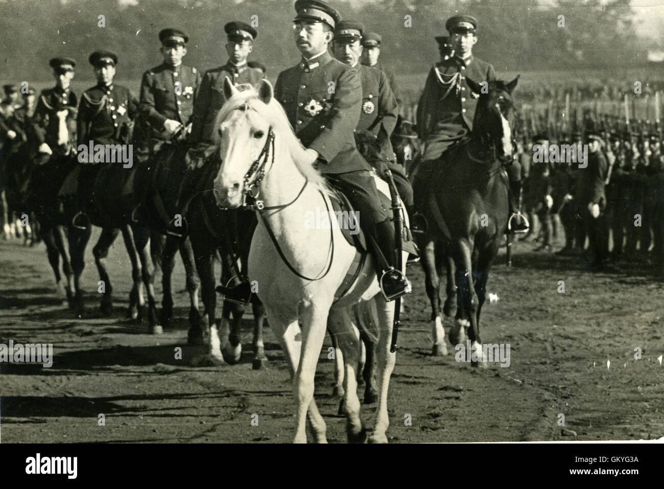 Sua Maestà Imperiale, Hirohito Imperatore del Giappone, montato sul suo famoso cavallo, Shira-yuki, come ha rivisto la annuale parata militare sul Yoyogi parata a terra. Foto Stock