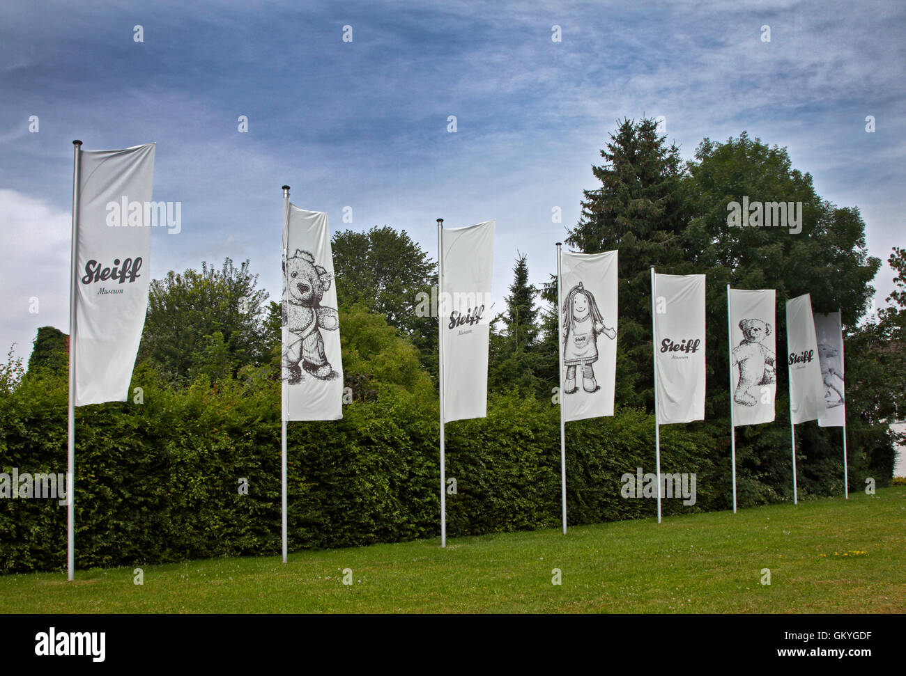 Bandiere al di fuori del Museo Steiff e Shop, Giengen, Germania Foto Stock