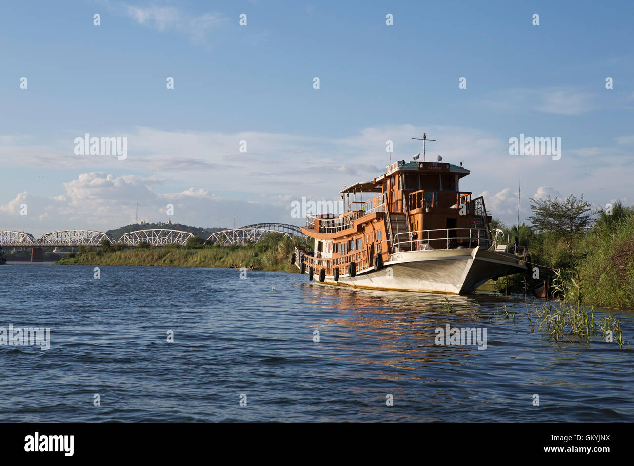 La HM Explorer sull'Irrawaddy Ayeyarwady (Fiume) vicino a Mandalay, Myanmar (Birmania). La barca è inattivo dal greto del fiume. Foto Stock