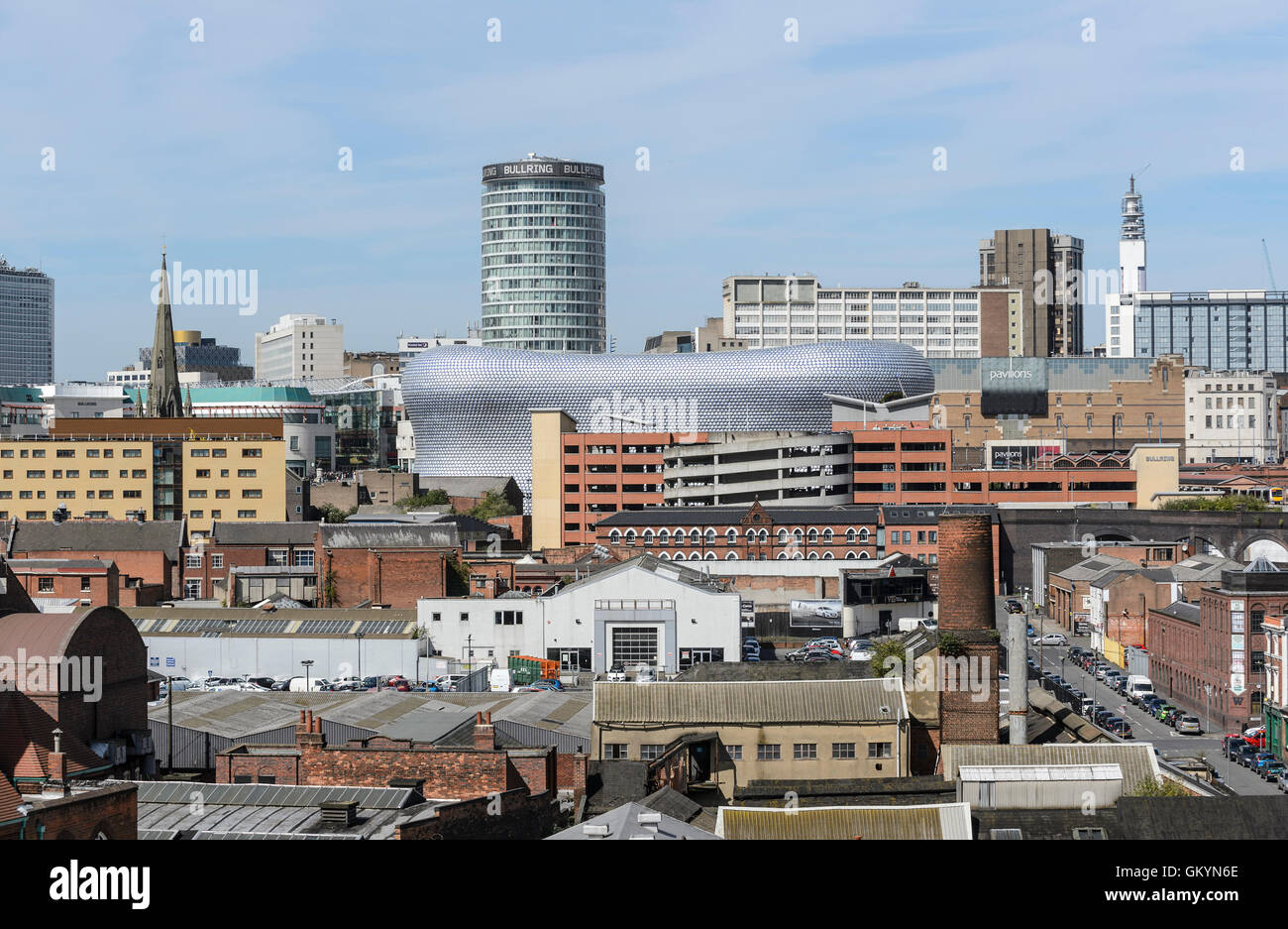 Vista verso il centro della città di Birmingham (tra cui l'Arena, la Rotonda) e la torre Telecom) dall'area di Digbeth della città. Foto Stock