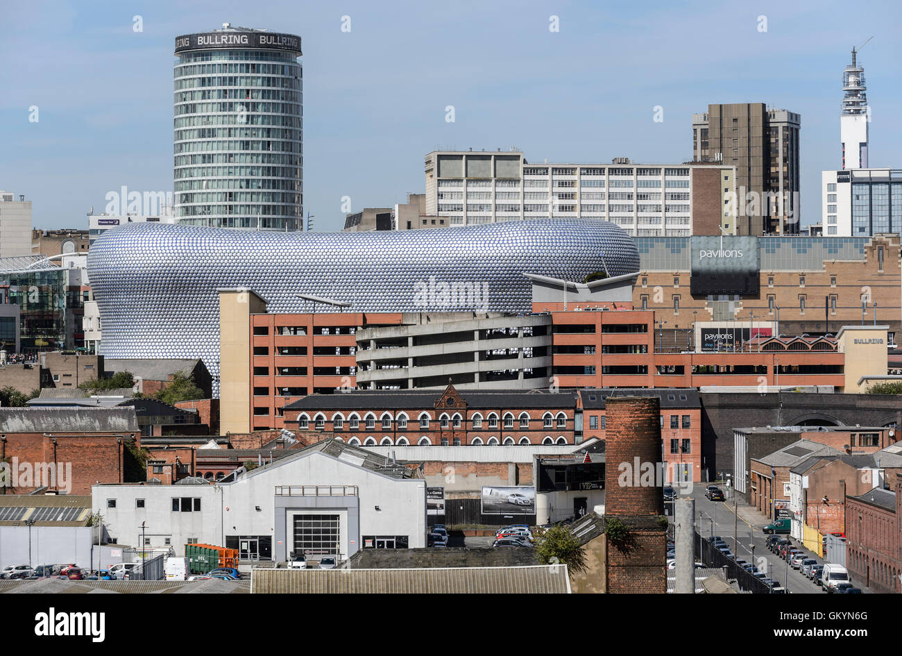 Vista verso il centro della città di Birmingham (tra cui l'Arena, la Rotonda) e la torre Telecom) dall'area di Digbeth della città. Foto Stock
