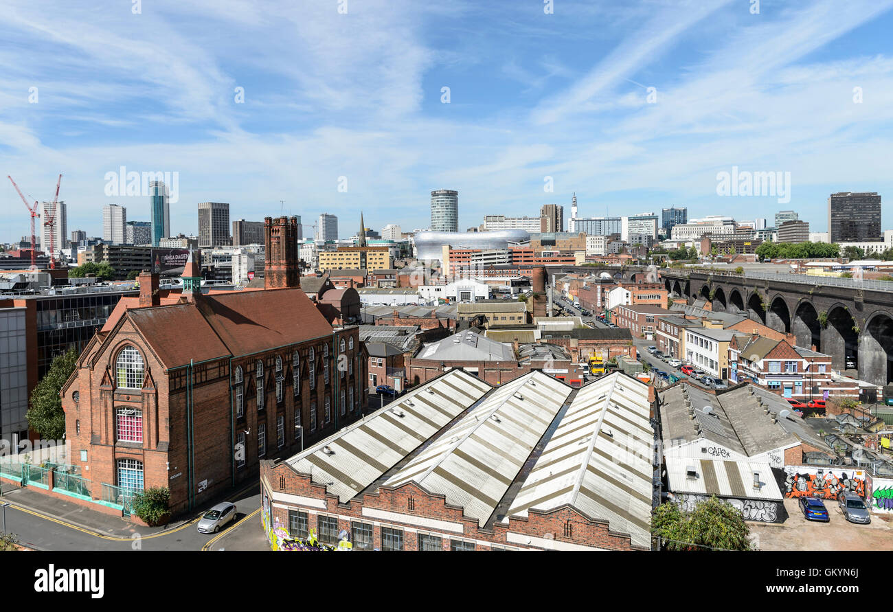 Vista verso il centro della città di Birmingham (tra cui l'Arena, la Rotonda) e la torre Telecom) dall'area di Digbeth della città. Foto Stock