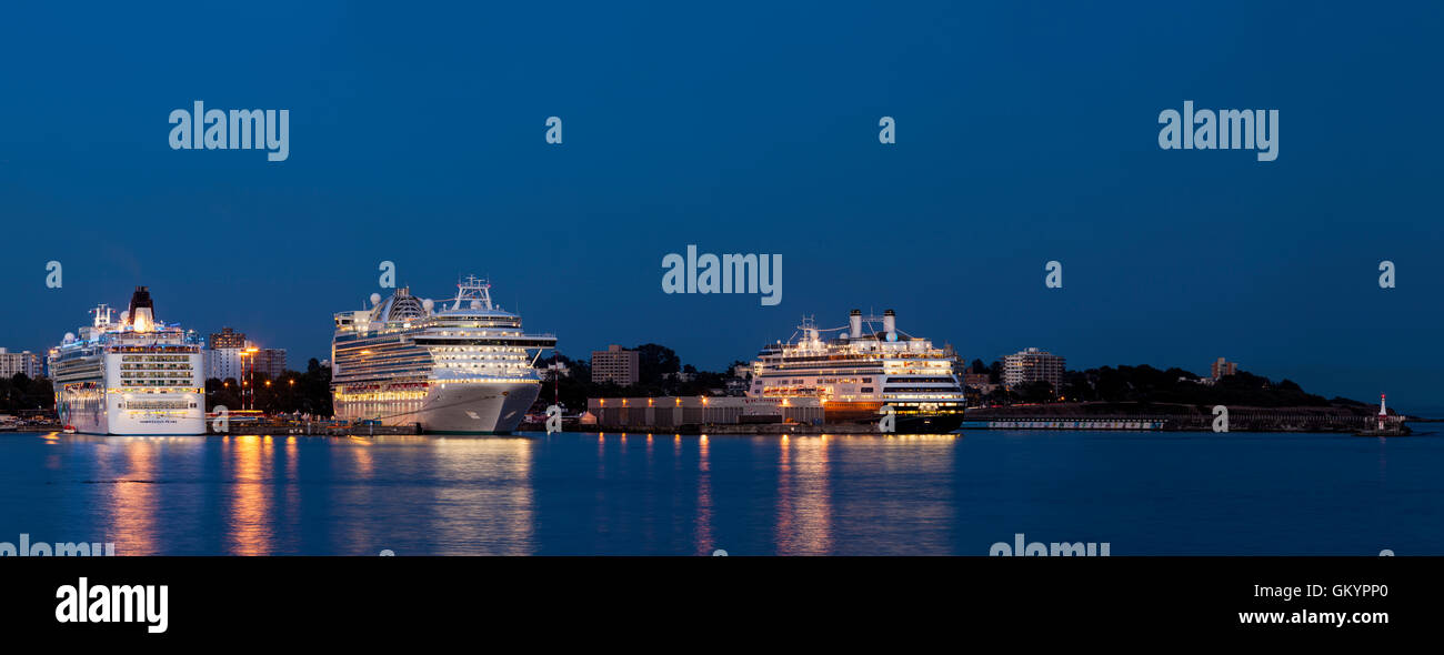 Navi crociera di lusso attraccata a Ogden Point del porto al crepuscolo-Victoria, British Columbia, Canada. Foto Stock