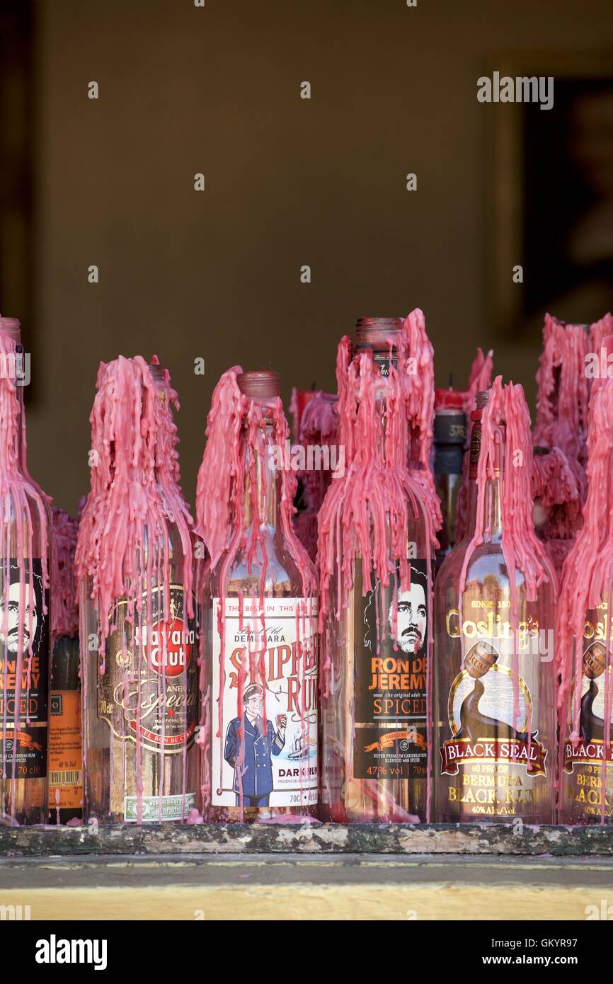 Candele di cera in bottiglie con cera fusa di lato verso il basso Foto  stock - Alamy