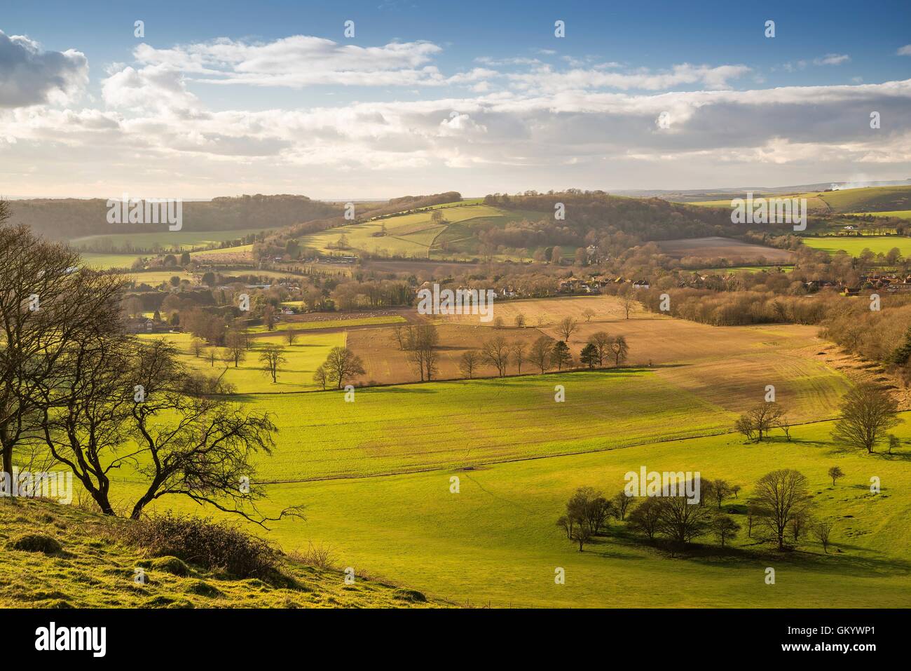 Downland borgo sotto il cielo invernale Foto Stock