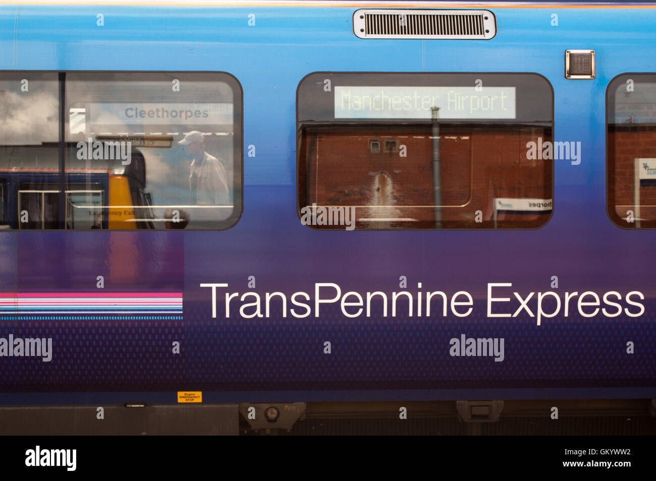 TransPennine Express train alla stazione di Cleethorpes con la riflessione del nord della rampa unità dello stimolatore Foto Stock