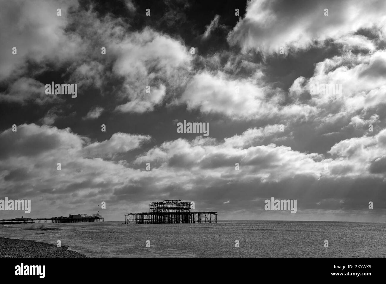 Silhouette monocromatiche del West e pontili di Brighton Foto Stock