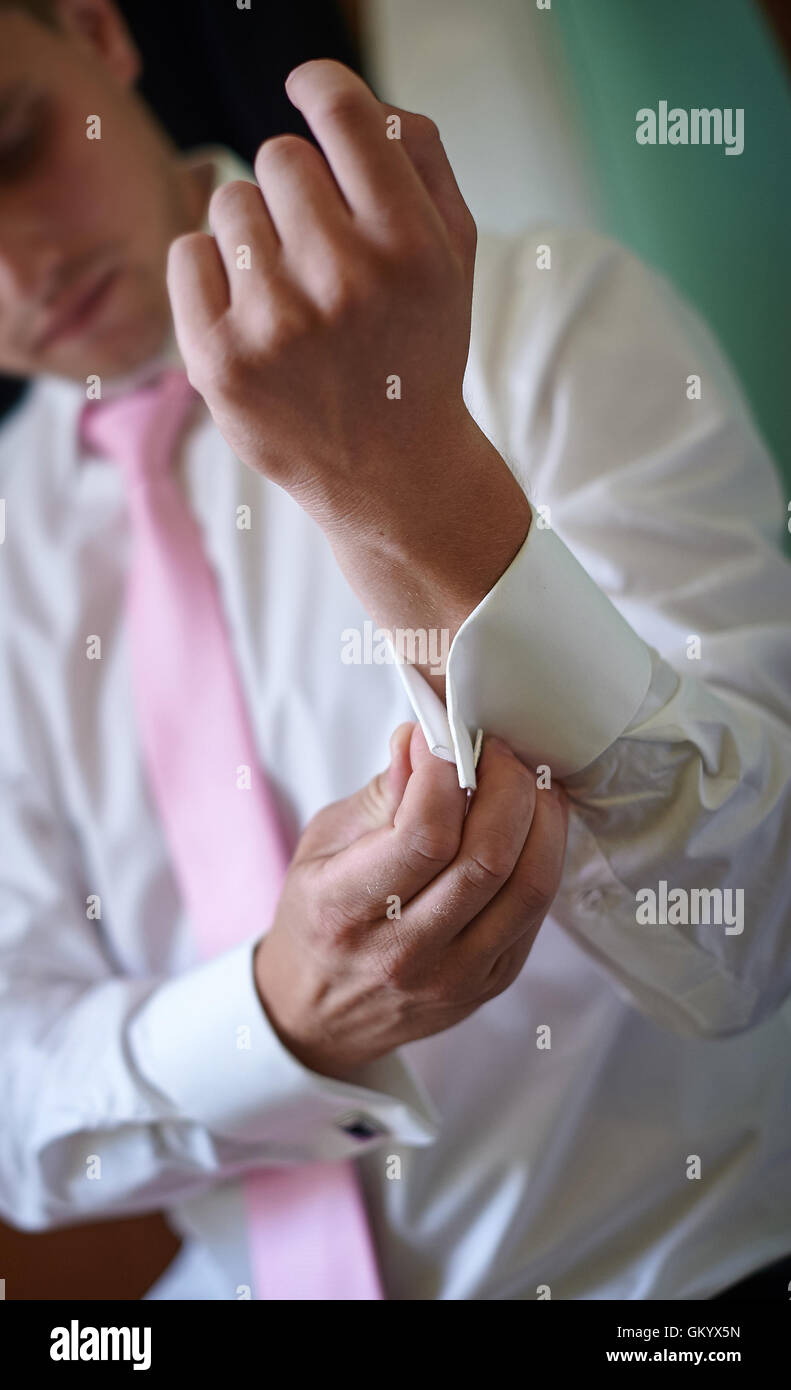 Uomo in camicia bianca e rosa abito cravatta gemelli Foto Stock
