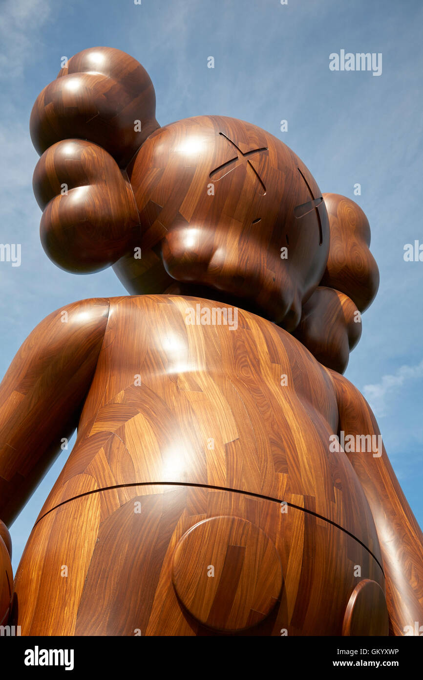 Kaws le buone intenzioni della scultura in legno nel Yorkshire Sculpture Park YSP Foto Stock