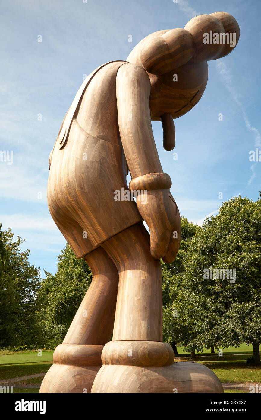 Kaws giacciono piccola scultura lignea nel Yorkshire Sculpture Park YSP Foto Stock