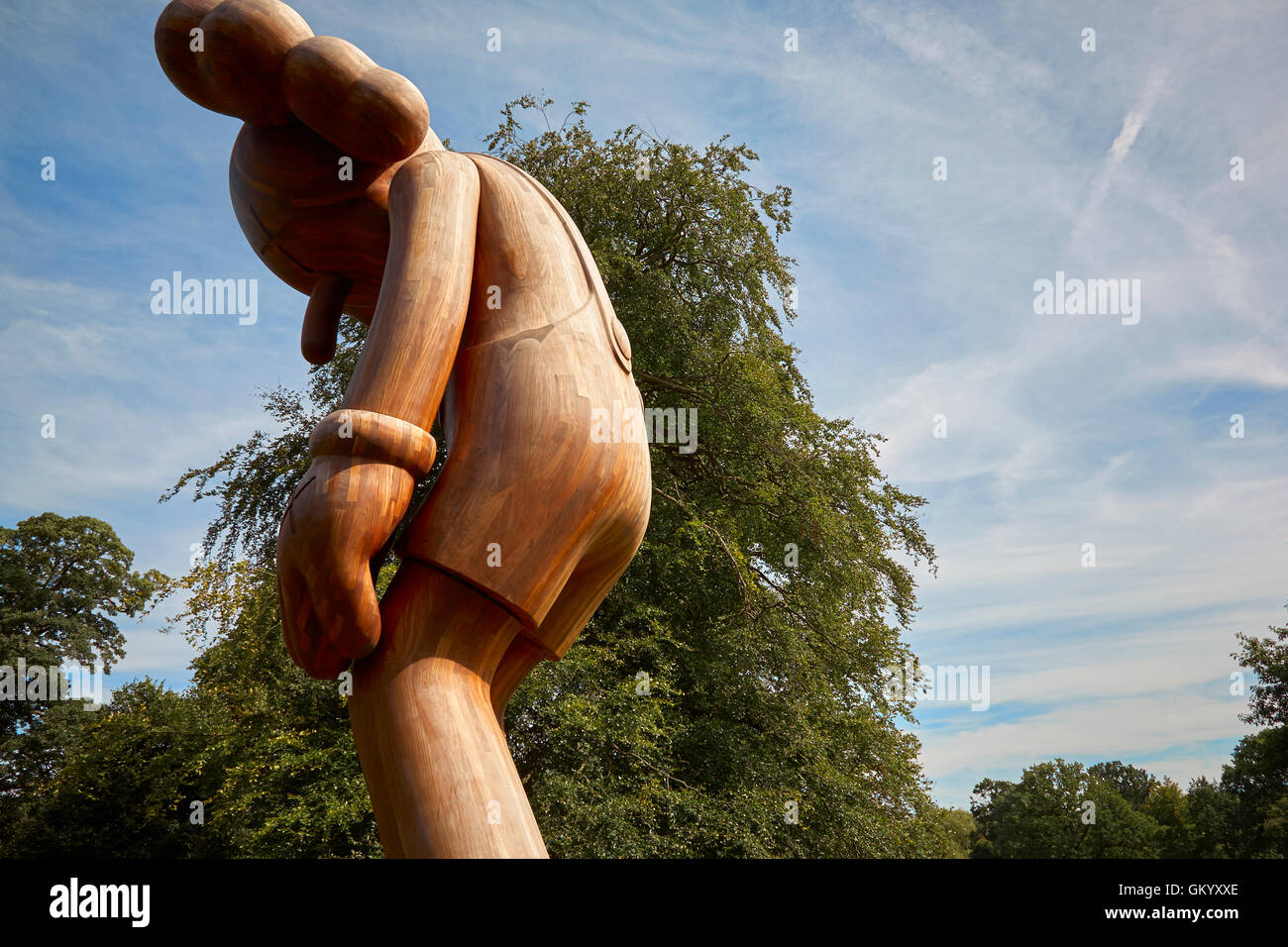 Kaws giacciono piccola scultura lignea nel Yorkshire Sculpture Park YSP Foto Stock