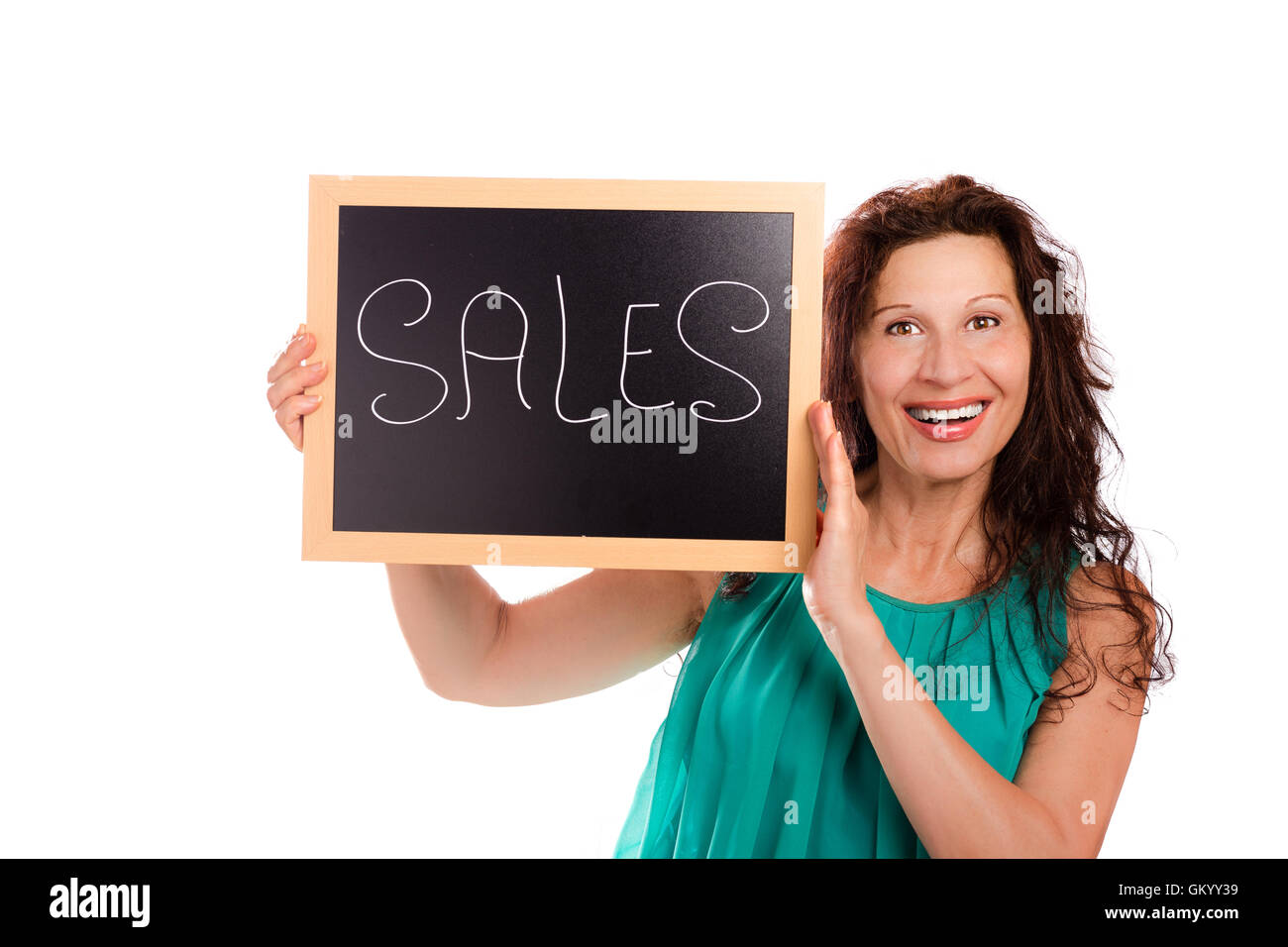 Attraente donna matura che mostra una lavagna nera con la scritta a mano le vendite isolate su uno sfondo bianco Foto Stock