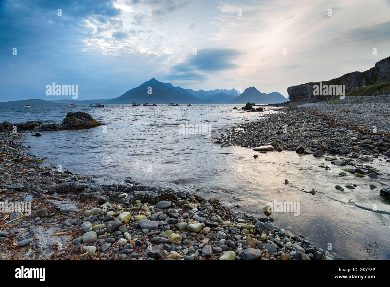 Nuvole temporalesche edificio sulla spiaggia a Elgol sull'Isola di Skye in Scozia Foto Stock