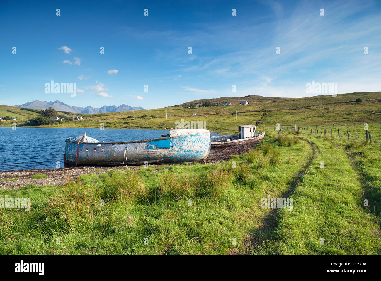 Vecchie barche da pesca sulle sponde del Loch Harport sull'Isola di Skye in Scozia Foto Stock