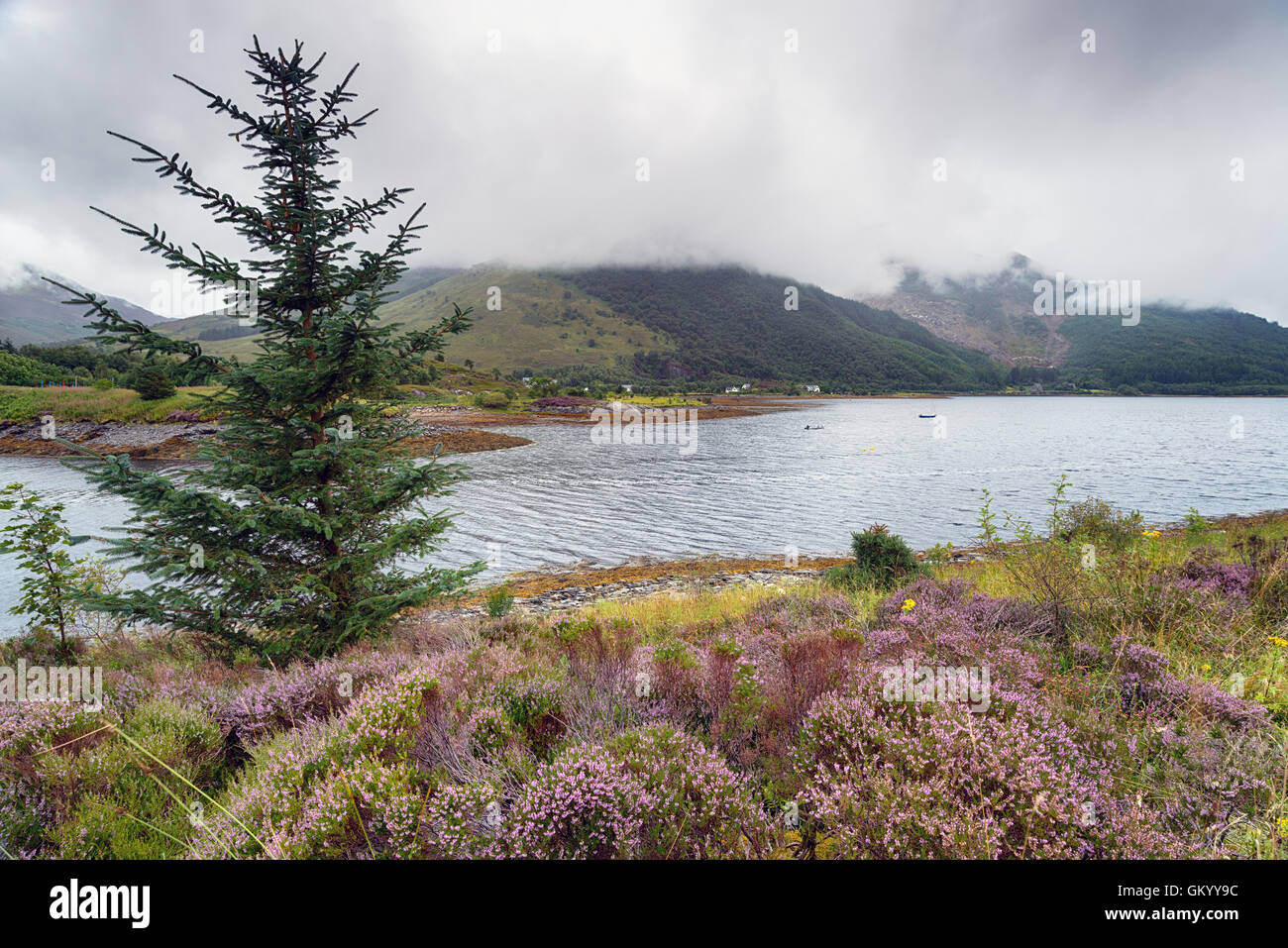 Un giorno di pioggia a Loch Leven vicino a Glencoe nelle Highlands scozzesi Foto Stock