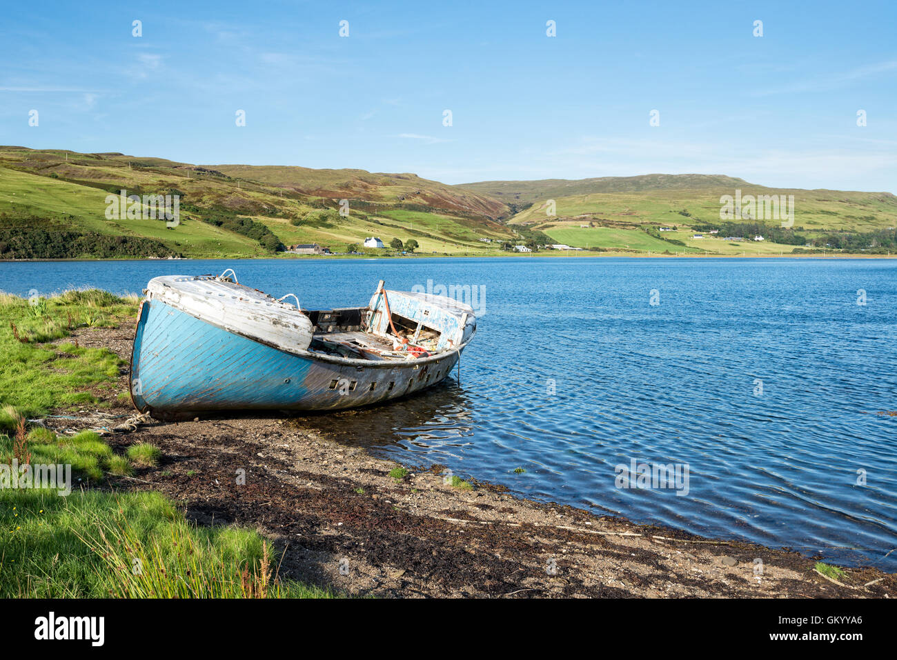 Una vecchia barca da pesca sulle sponde del Loch Harport vicino Drynoch sull'Isola di Skye in Scozia Foto Stock