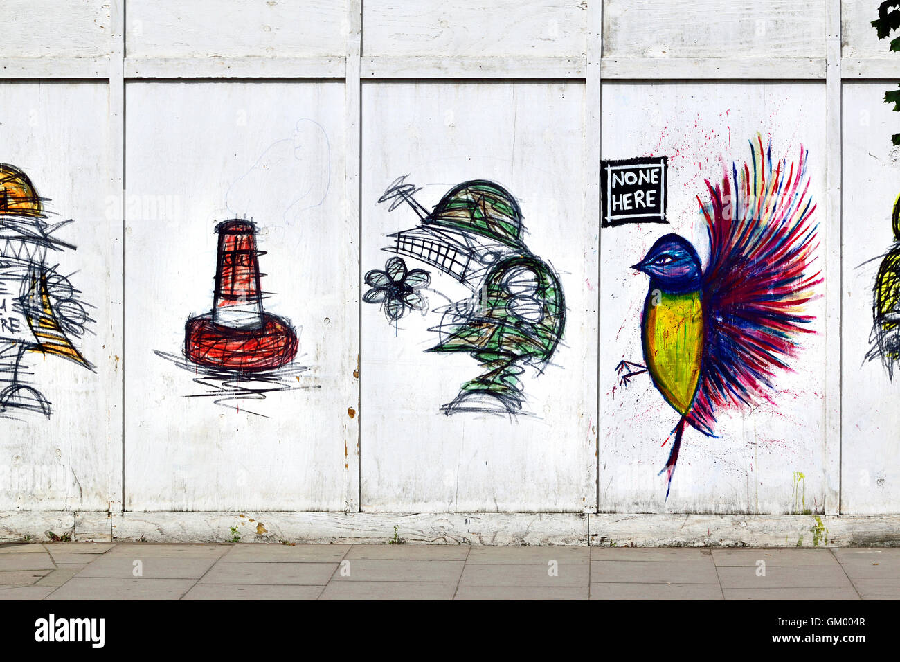 Londra Inghilterra, Regno Unito. La street art di decorazione parete temporanea per nascondere i lavori di costruzione. Nathan Bowen e Steve McCracken Foto Stock