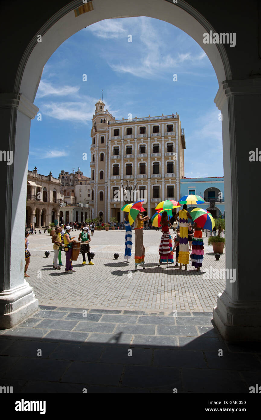 Il carnevale di un gruppo di musicisti su palafitte intrattenere i turisti in Plaza de Vieja a La Habana Cuba Foto Stock