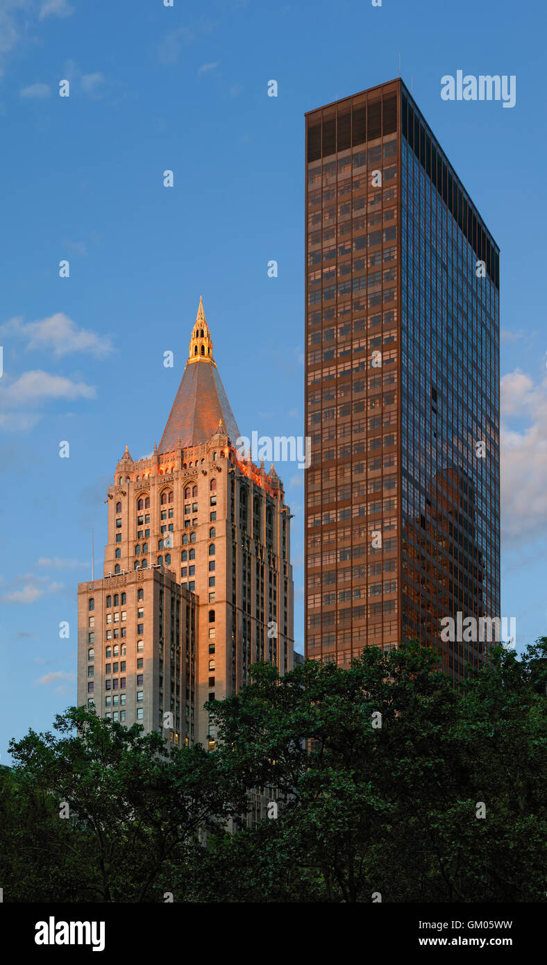 Vista al tramonto del moderno e il neo-gotico architure edifici su Madison Square Park, Flatiron District, Manhattan New York City Foto Stock